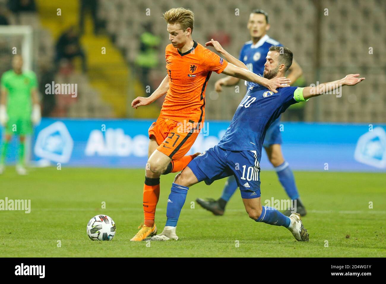 Zenica, Bosnie-Herzégovine. 11 octobre 2020. Le joueur bosniaque Miralem Pjanic Challenge pour le ballon le joueur néerlandais Frenkie de Jong pendant la Ligue des Nations de l'UEFA Bosnie-Herzégovine et pays-Bas à Zenica, Bosnie-Herzégovine, 11, octobre 2020. Au stade Bilino Polje. Crédit : Amel Emric/Alamy Live News Banque D'Images