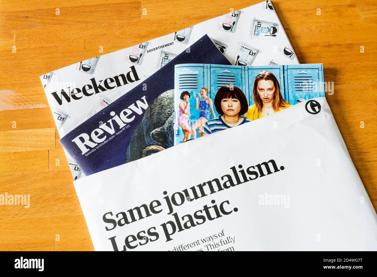 À partir d'octobre 2020, le journal Guardian utilisera des enveloppes en papier recyclables pour contenir ses suppléments de magazine de week-end. Banque D'Images