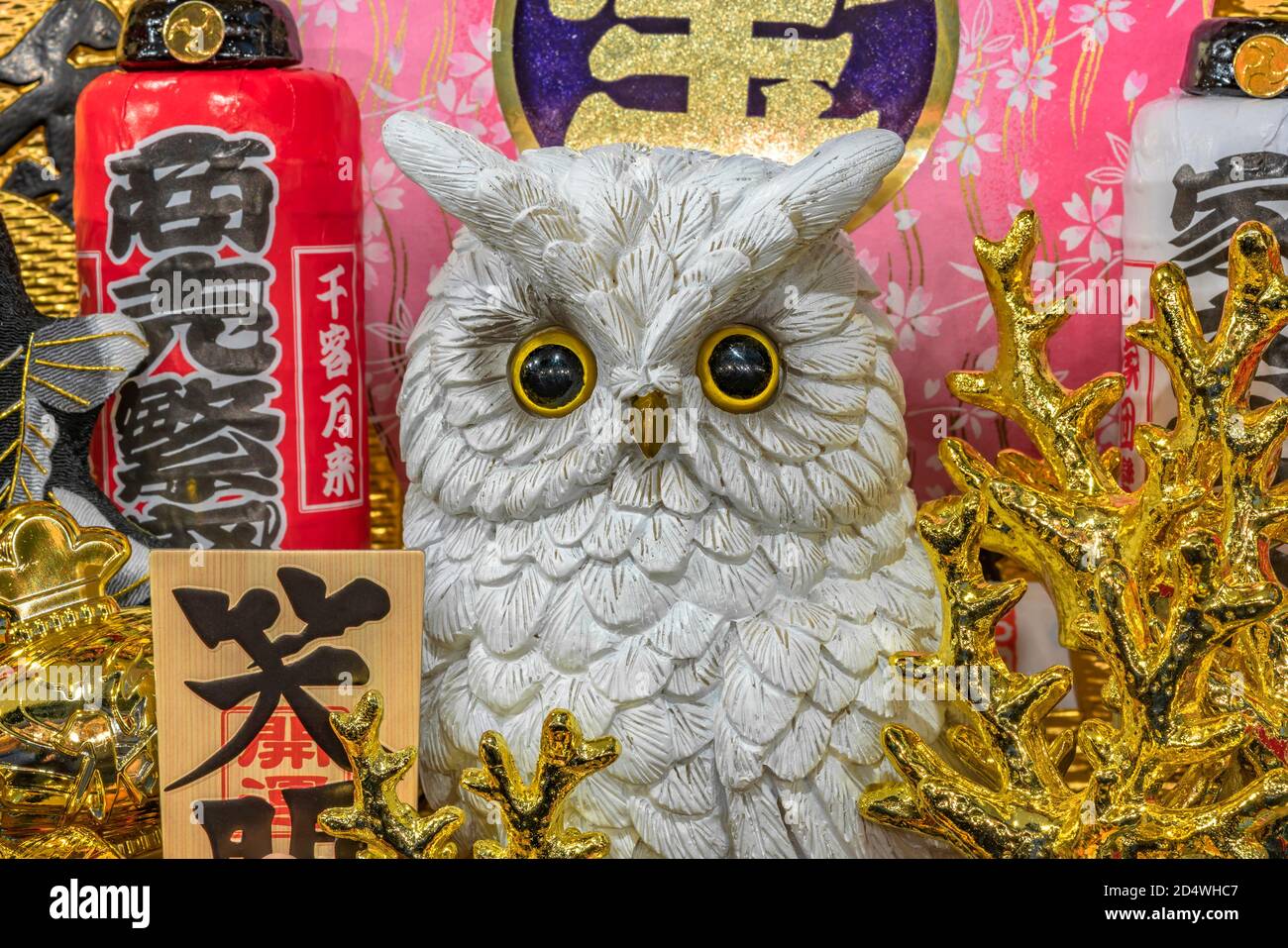 asakusa, japon - novembre 08 2019 : gros plan d'un râteau de bonne qualité décoré de charmes chanceux du folklore japonais comme le hibou d'Oural ou les coraux dorés pour h Banque D'Images