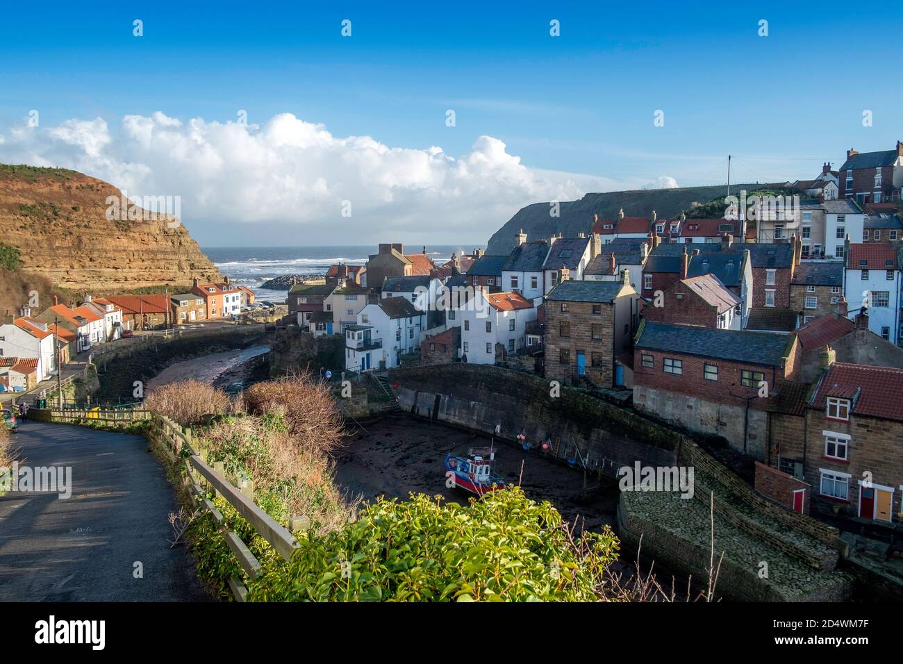 Cowbar Bank sur la côte du Yorkshire du Nord où le Cleveland Way à pied entre dans le village de Staithes du Nord Banque D'Images Cowbar Bank sur la côte du Yorkshire du Nord où le Cleveland Way à pied entre dans le village de Staithes du Nord Banque D'Images