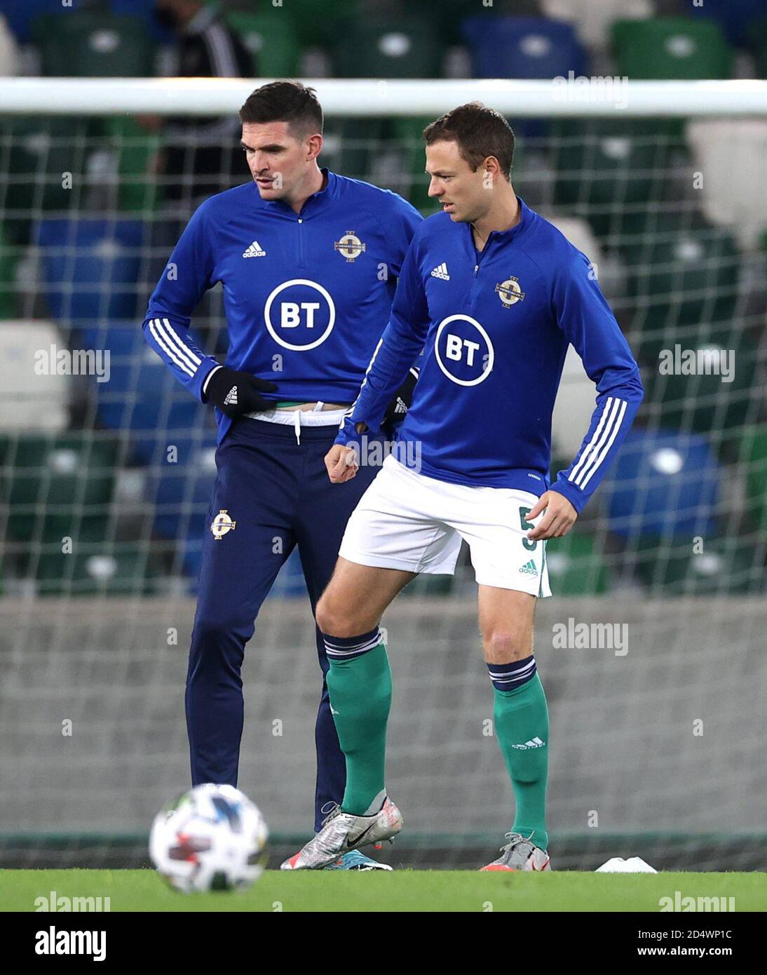 Jonny Evans (à droite) et Kyle Lafferty, d'Irlande du Nord, se réchauffent avant le match de la Ligue B de l'UEFA Nations League Group 1 à Windsor Park, à Belfast. Banque D'Images