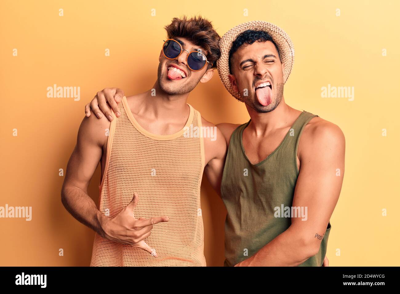 Jeune gay couple portant des vêtements d'été collant la langue dehors  heureux avec l'expression drôle. Concept d'émotion Photo Stock - Alamy