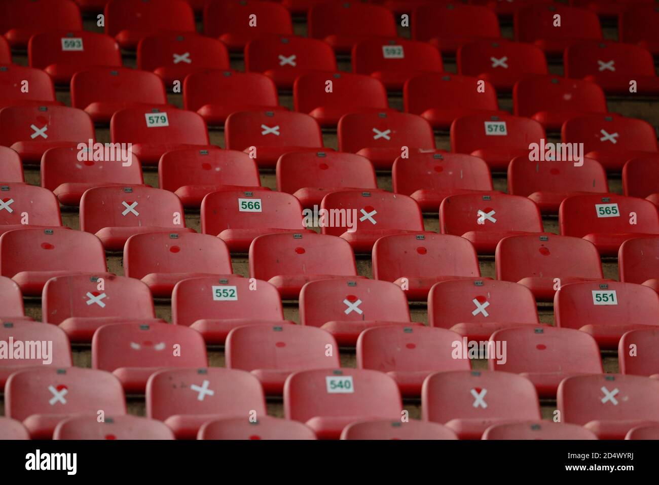 Chaises vides au stade pendant la Ligue des Nations de l'UEFA Bosnie-Herzégovine et pays-Bas à Zenica, Bosnie-Herzégovine. 11 octobre 2020. Au stade Bilino Polje. Crédit : Amel Emric/Alamy Live News Banque D'Images