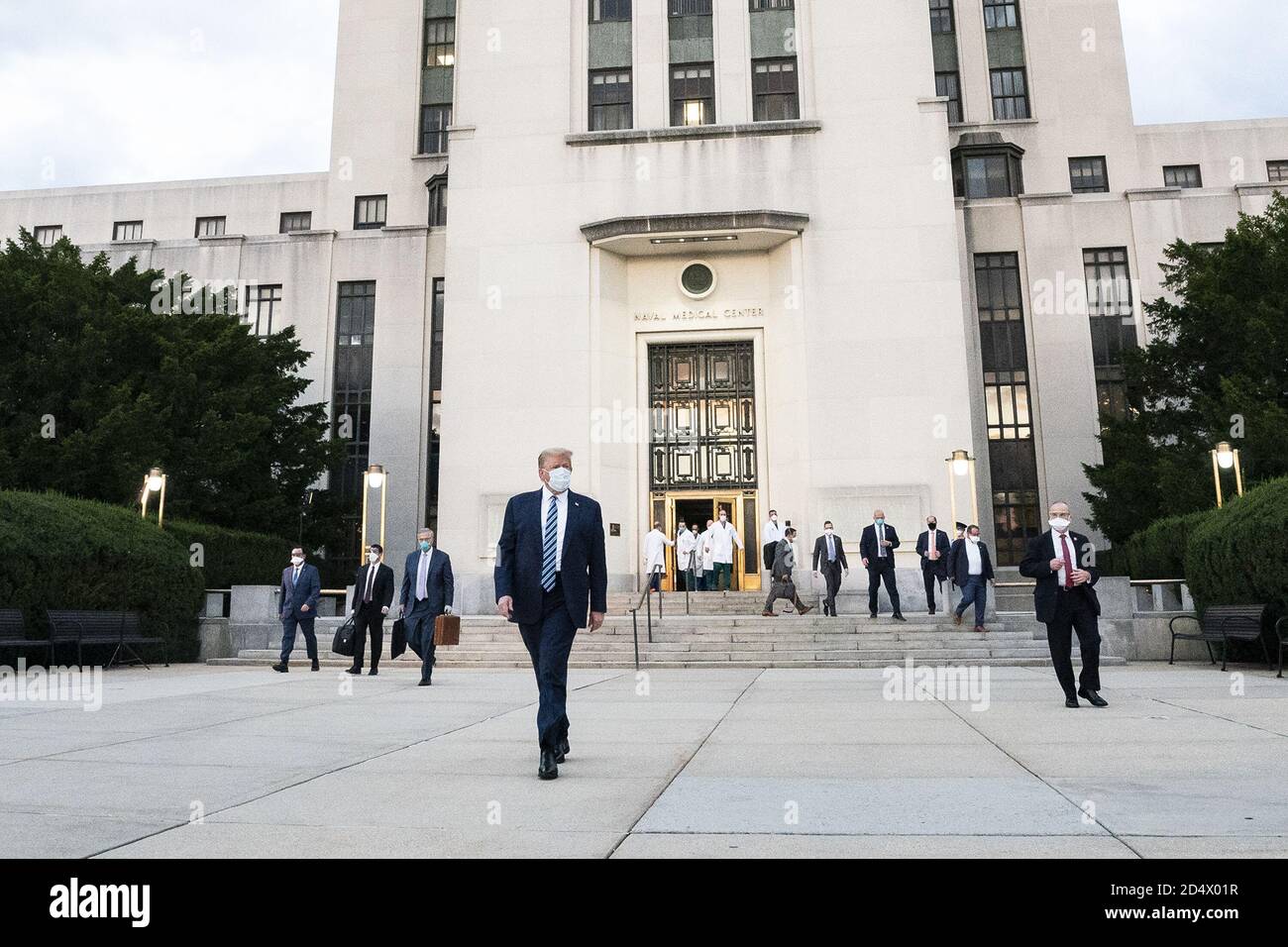 Bethesda, États-Unis d'Amérique. 05e octobre 2020. Le président Donald J. Trump quitte le Walter Reed National Military Medical Center à Bethesda, Maryland, le lundi 5 octobre 2020, en route vers la Maison Blanche. People: Président Donald Trump Credit: Storms Media Group/Alay Live News Banque D'Images