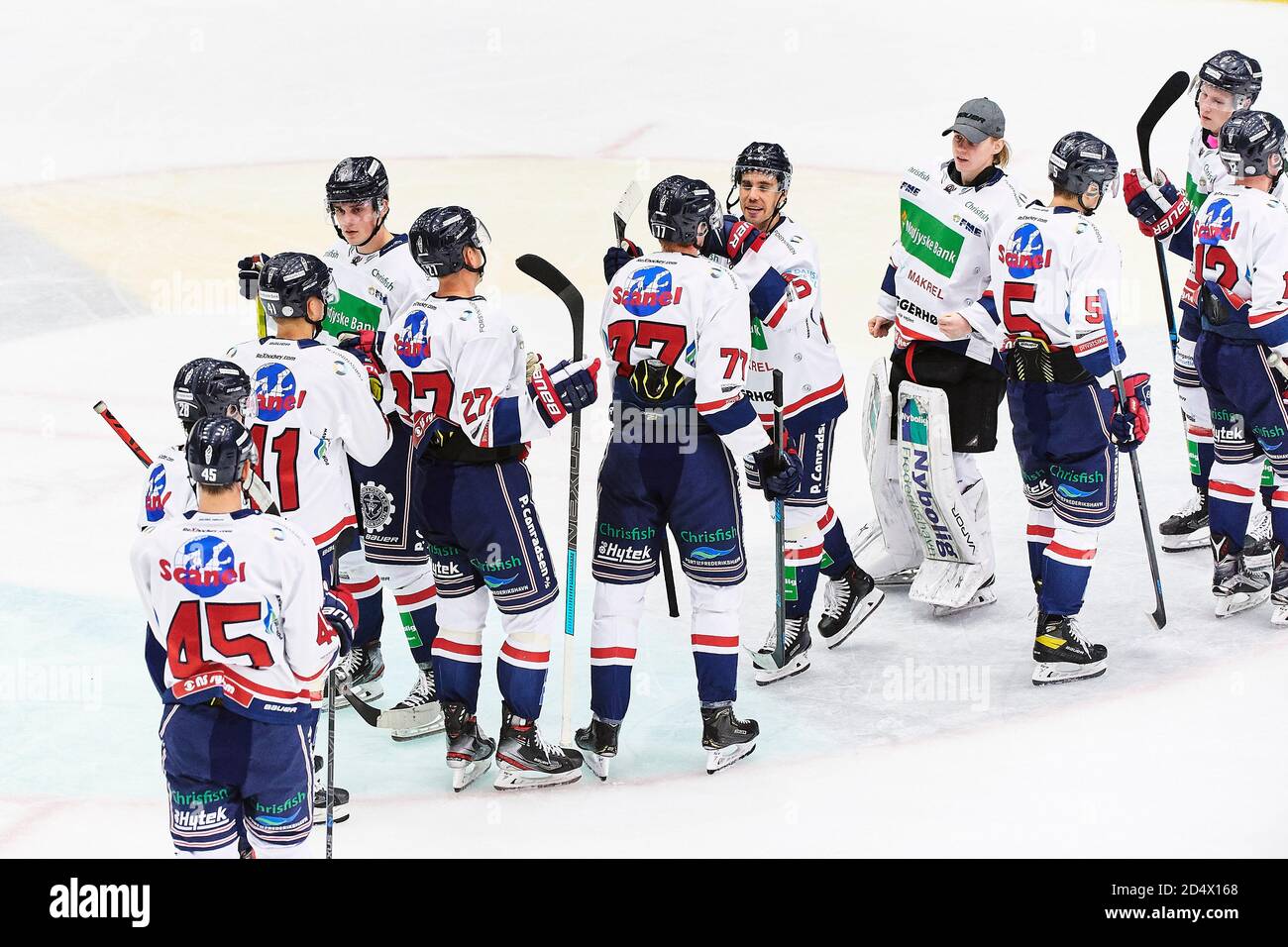 Frederikshavn, Danemark. 11 octobre 2020. Les joueurs de Frederikshavn White Hawks célèbrent la victoire après le match de hockey sur glace Metalligaen entre Frederikshavn White Hawks et Herlev Eagles à la Nordjyske Bank Arena à Frederikshavn. (Crédit photo : Gonzales photo/Alamy Live News Banque D'Images