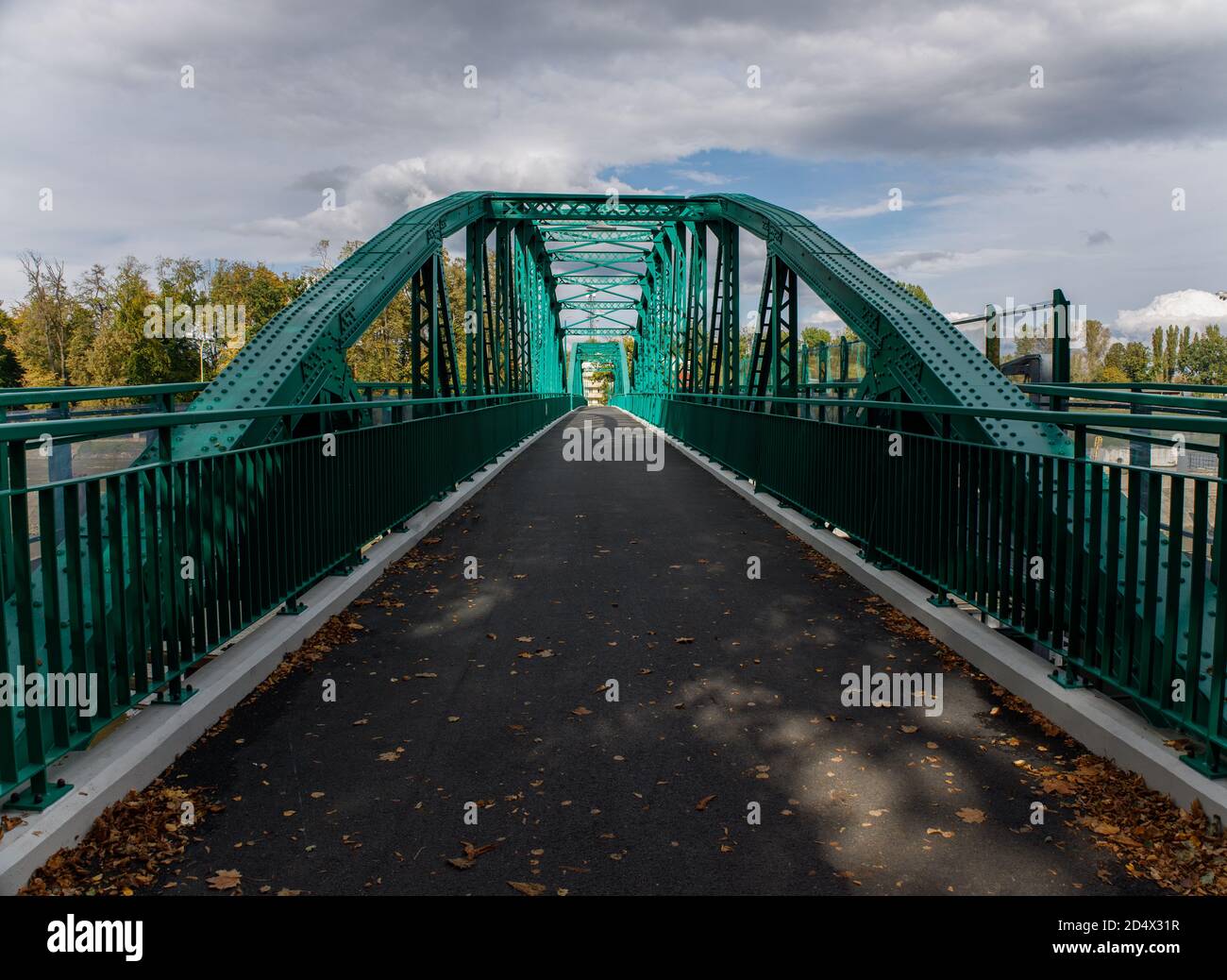 Nouveau pont piétonnier au-dessus de la rivière Odra dans la ville D'Opole Banque D'Images