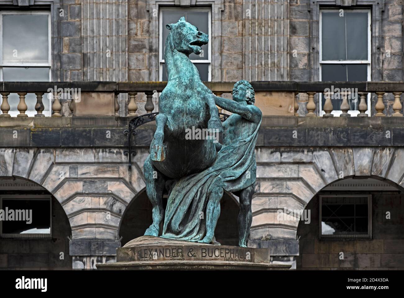 La statue de bronze d'Alexandre le Grand et son cheval Bucephalus dans la cour des chambres de ville d'Édimbourg dans la vieille ville d'Édimbourg. Banque D'Images