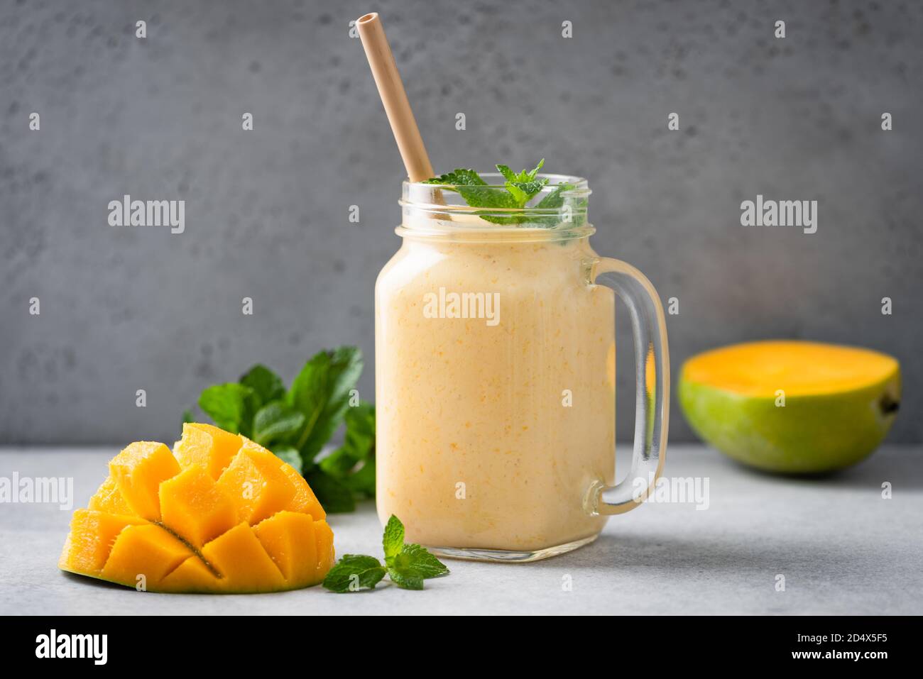 Pot de lassi à la mangue ou de smoothie au yaourt à la mangue. Smoothie sain aux fruits tropicaux Banque D'Images