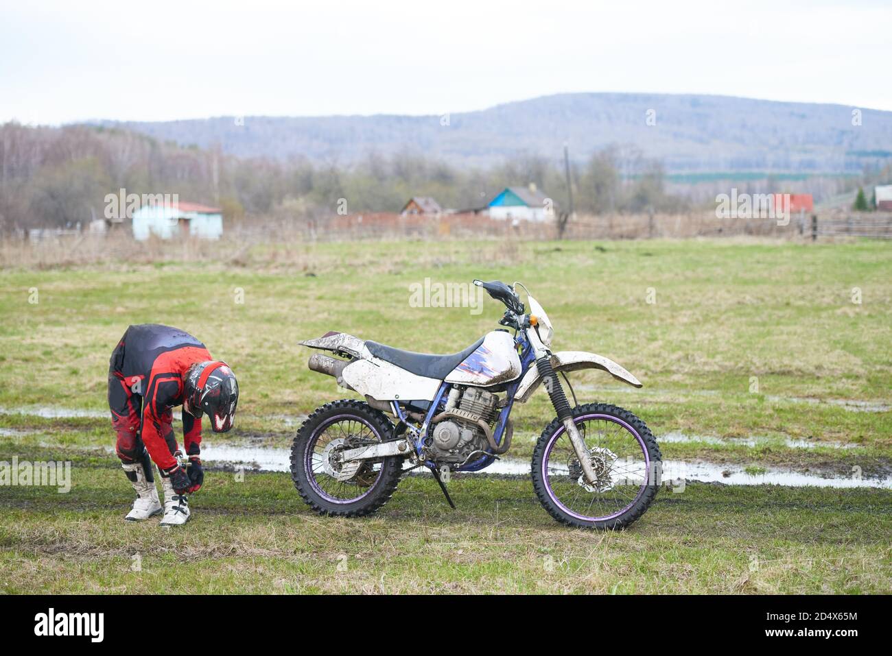 Motocycliste se préparer à la croix Banque D'Images