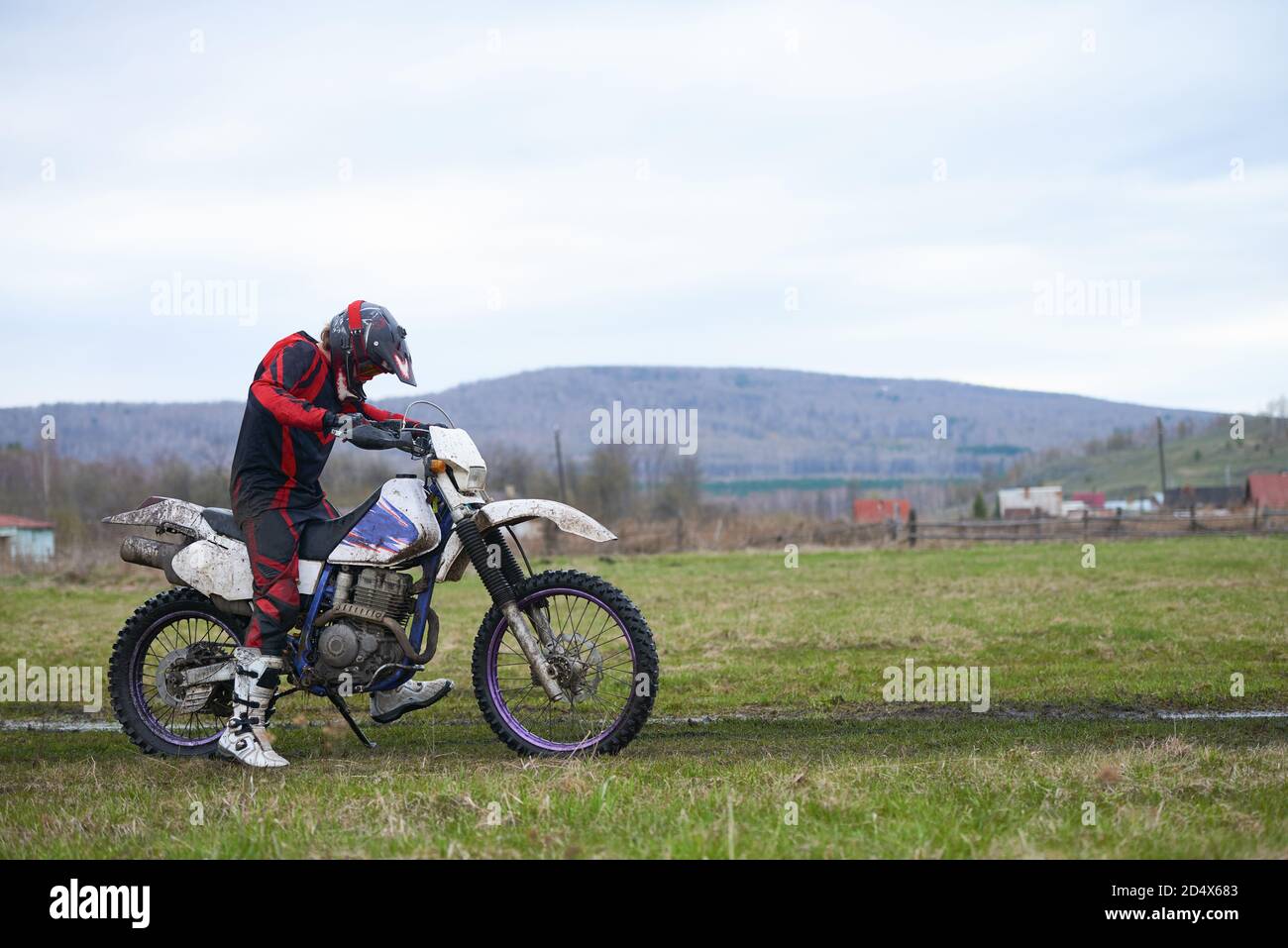 Rider en commençant sa moto dans la campagne Banque D'Images