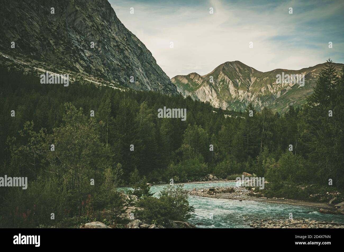 Vel Ferret ou la Vallée de Ferret destination alpine italienne. Paysage de la montagne et de la rivière Sumemr. Banque D'Images