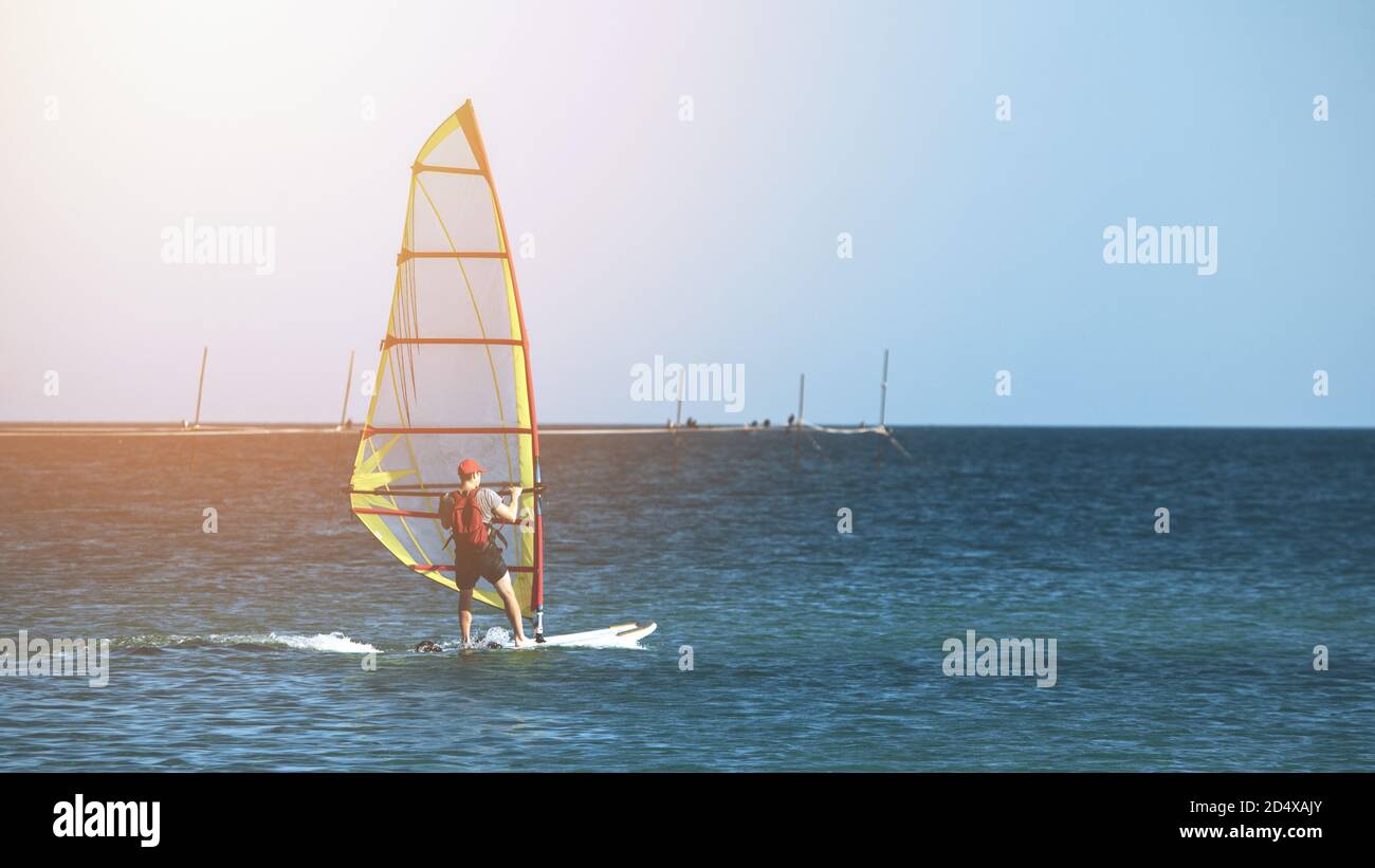 Sports nautiques. Planche à voile. Planche à voile surfant sur le vent sur les vagues dans l'océan, la mer. Photo de haute qualité Banque D'Images