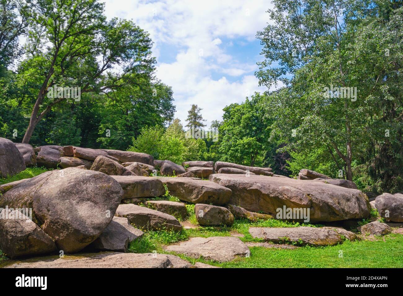 Arbres et pierres. Vue sur le parc Sofiyivka dans la ville d'Uman, Ukraine Banque D'Images