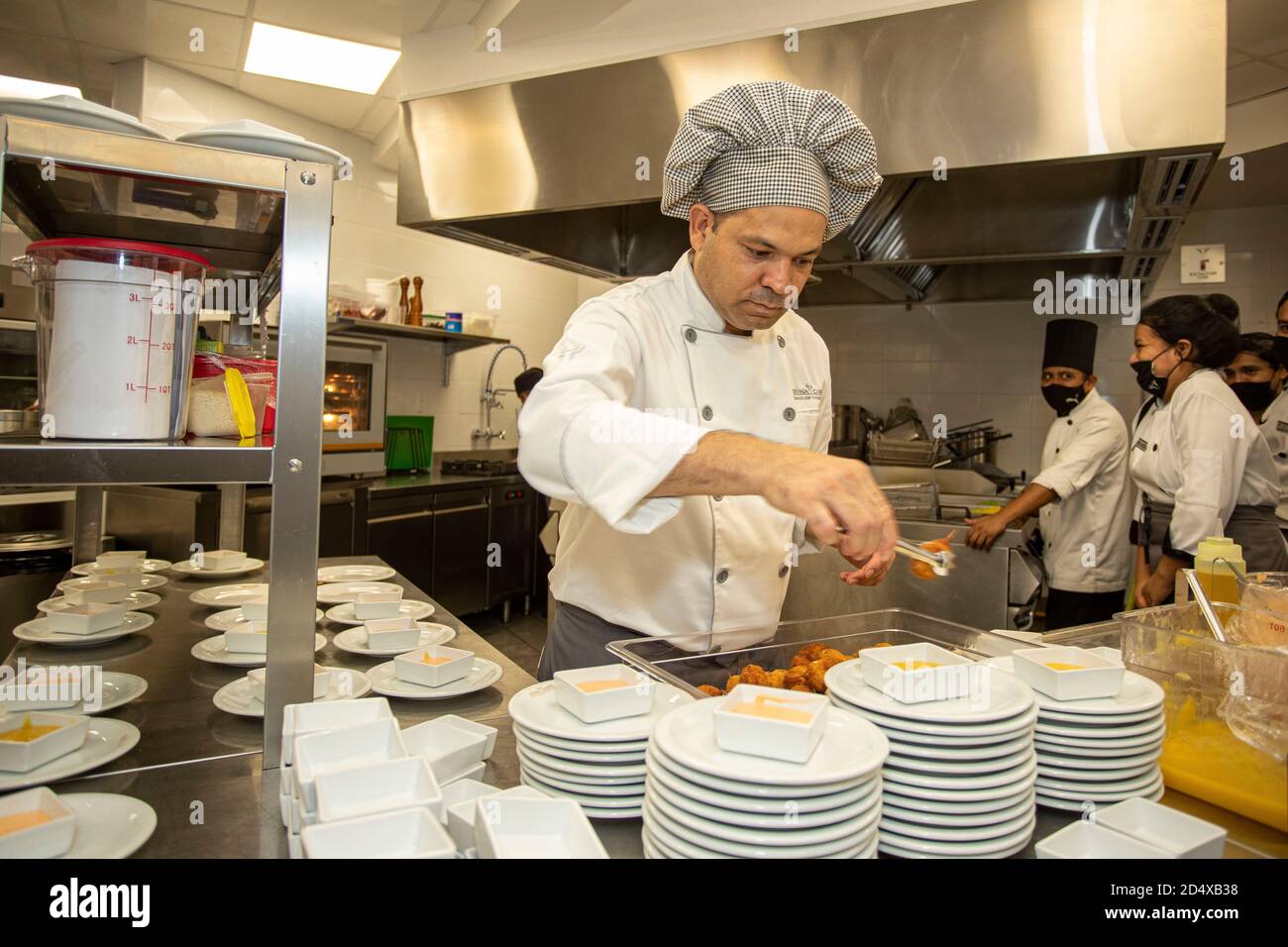 Mexico, Mexique. 10 octobre 2020. CANCUN, MEXIQUE - OCTOBRE 10 : le chef David Nunez prépare un plat alimentaire prend des mesures de sécurité lors de l'inauguration du restaurant brésilien « Divina Carne » en raison de la pandémie du coronavirus le 10 octobre 2020 à Cancun, au Mexique. Crédit: Ismael Rosas/Eyepix Group/The photo Access crédit: The photo Access/Alay Live News Banque D'Images