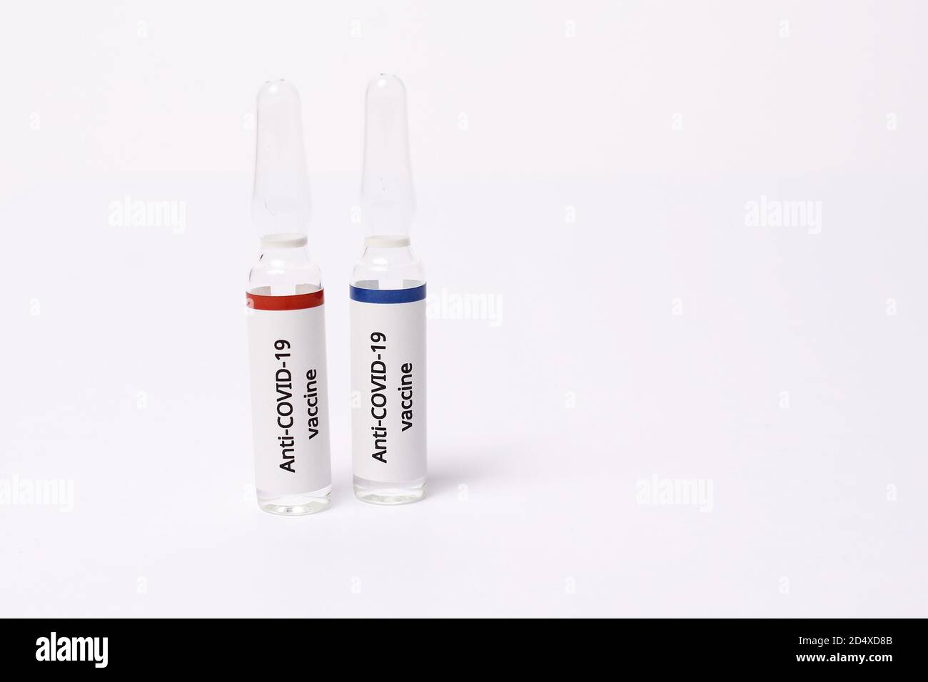 Deux médicaments ampule avec le vaccin anti-covid-19 sur fond blanc Banque D'Images