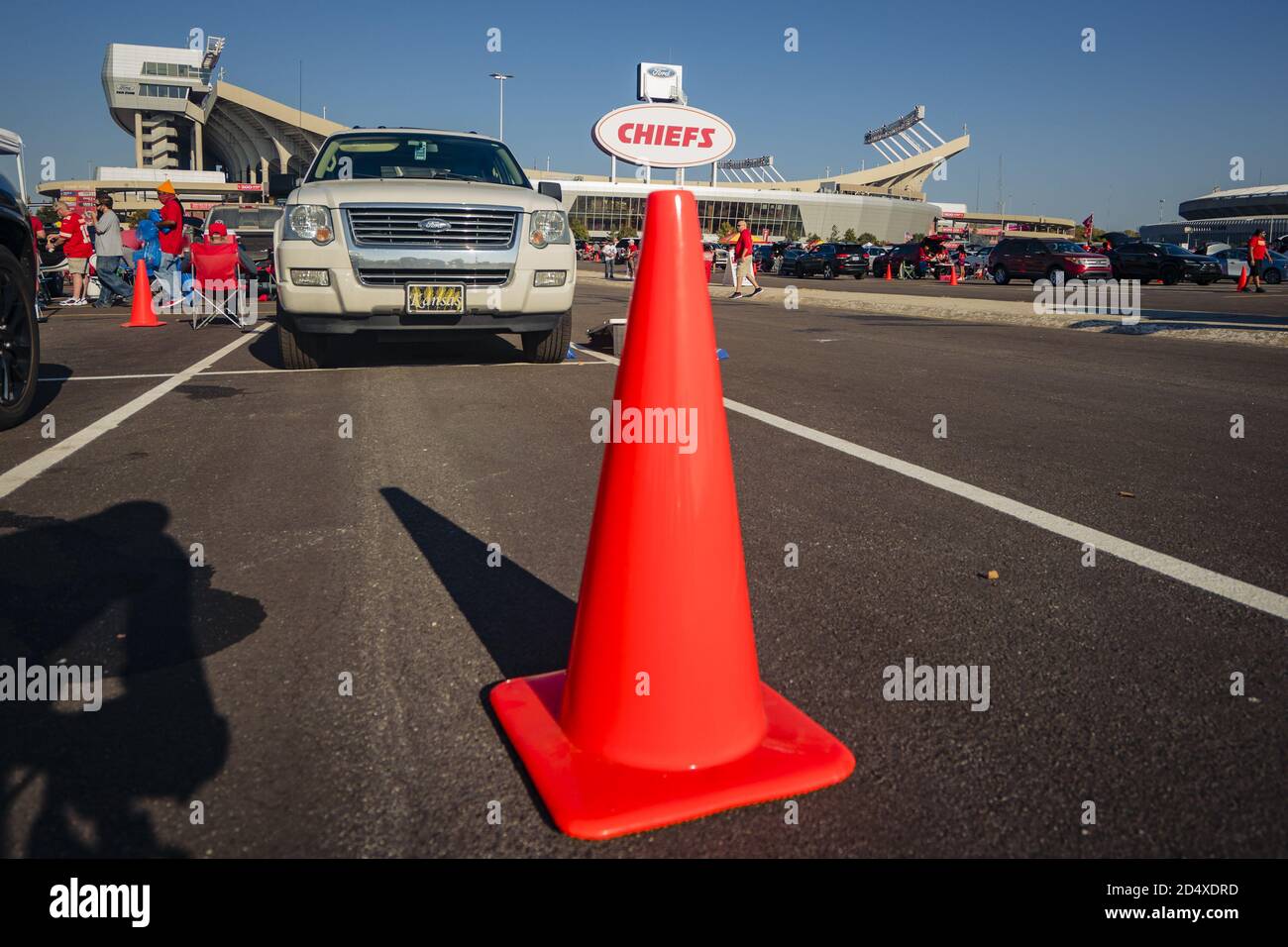 Kansas City, États-Unis. 11 octobre 2020. Les places de stationnement sont bloquées pour prendre des précautions sociales avant que les chefs de Kansas City prennent les Las Vegas Raiders au stade Arrowhead à Kansas City le dimanche 11 octobre 2020. Photo de Kyle Rivas/UPI crédit: UPI/Alay Live News Banque D'Images