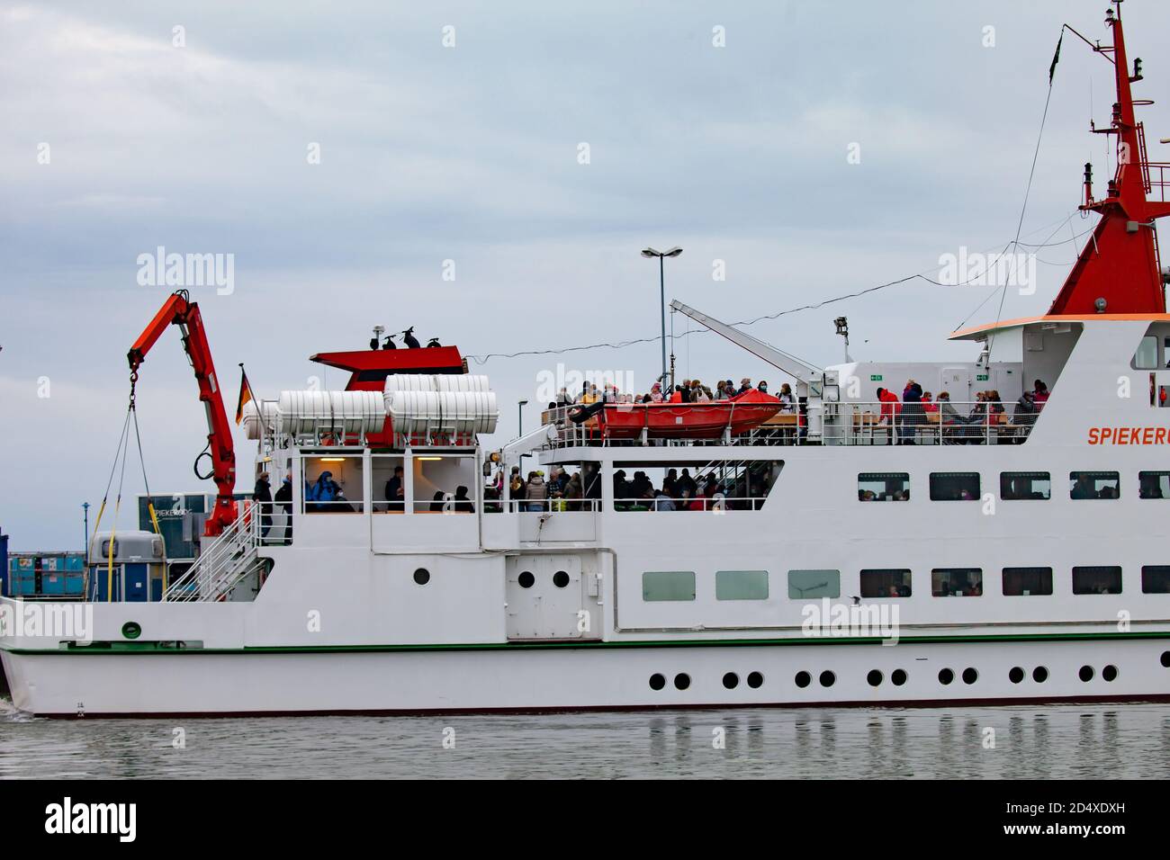 Le ferry arrivant dans le port depuis les îles de Freman transporte des touristes portant des masques faciaux pendant la pandémie de Covid-19. Octobre 2020. Frise orientale, Basse-Saxe. Banque D'Images