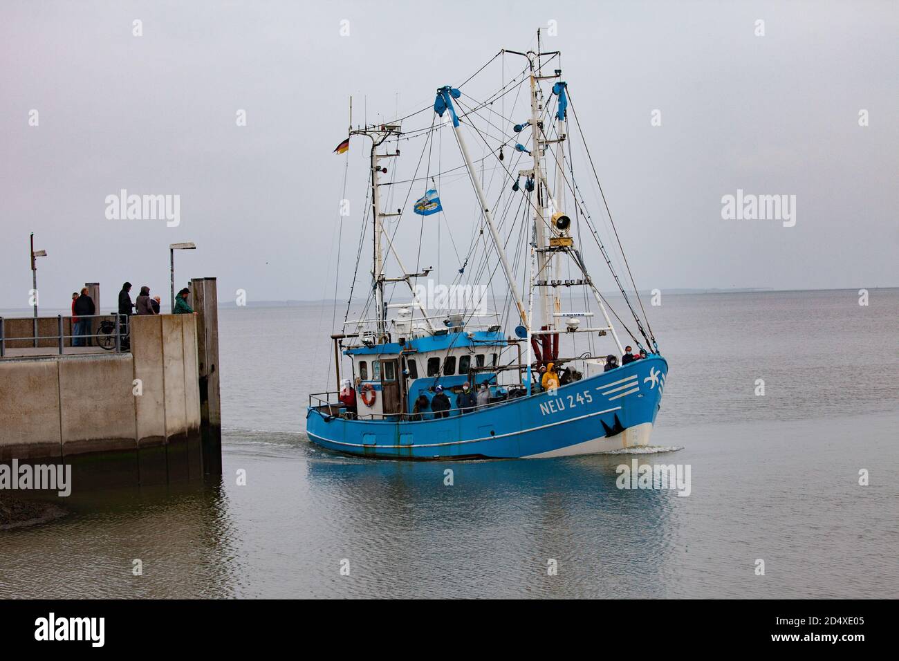 Bateau de pêche utilisé pour transporter des touristes. Port de Neuharlingersiel. Les touristes portent des masques faciaux en raison de la pandémie Covid-19. Octobre 2020. Est Banque D'Images