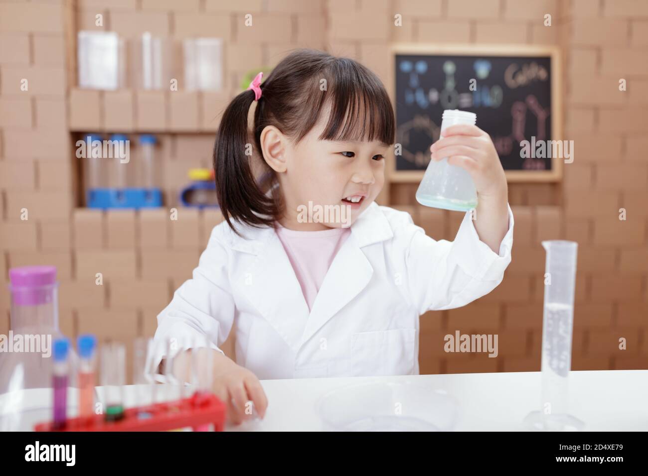 une jeune fille joue des expériences scientifiques pour la maison Banque D'Images