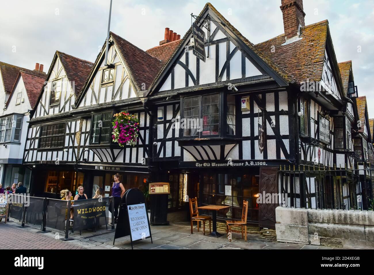 Construit en 1500, le Old Weavers House est maintenant un restaurant dans la vieille ville de Canterbury, en Angleterre Banque D'Images