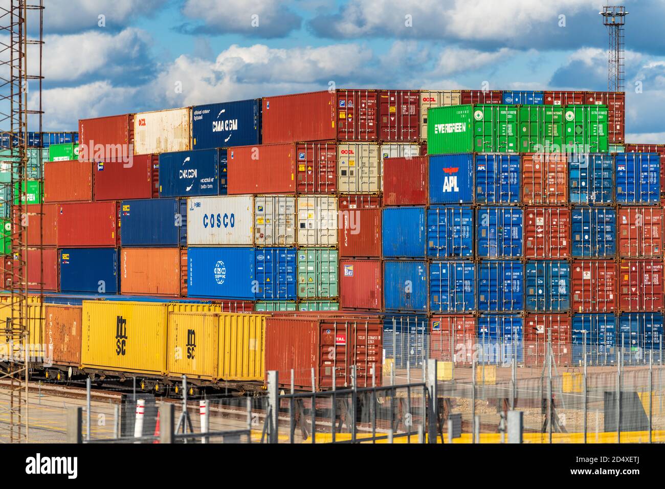 Felixstowe Port Rail Freight UK - conteneurs intermodaux chargés sur des trains de marchandises dans le port de Felixstowe, le plus grand port de conteneurs du Royaume-Uni. Banque D'Images