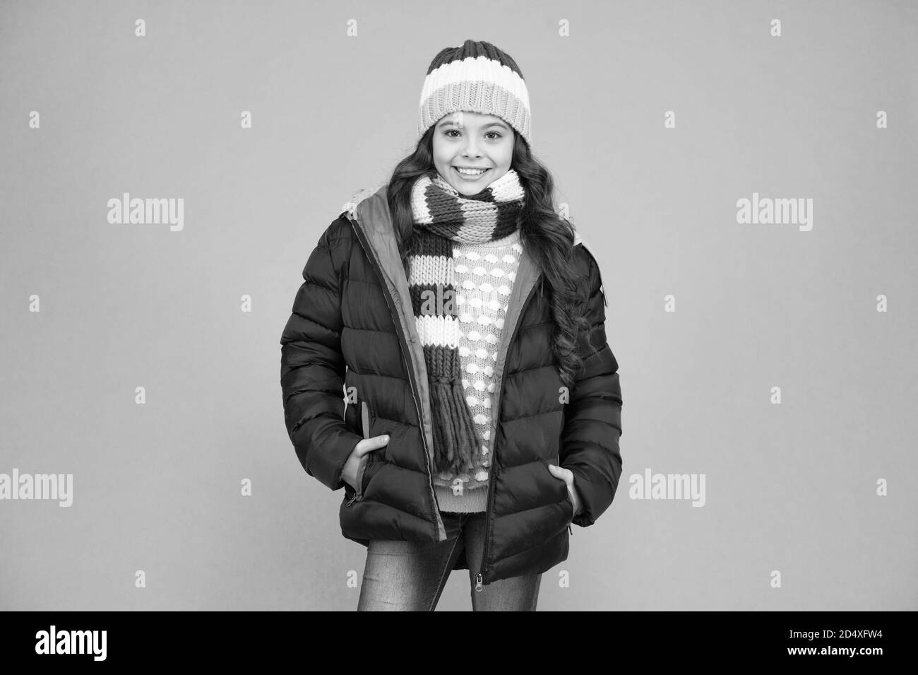 Les meilleures vacances pour les enfants. Un enfant heureux peut passer des vacances scolaires. La petite fille célèbre les vacances d'hiver. Jour de sortie. Vacances ou vacances. Activités de plein air en hiver. Mode et style. Banque D'Images