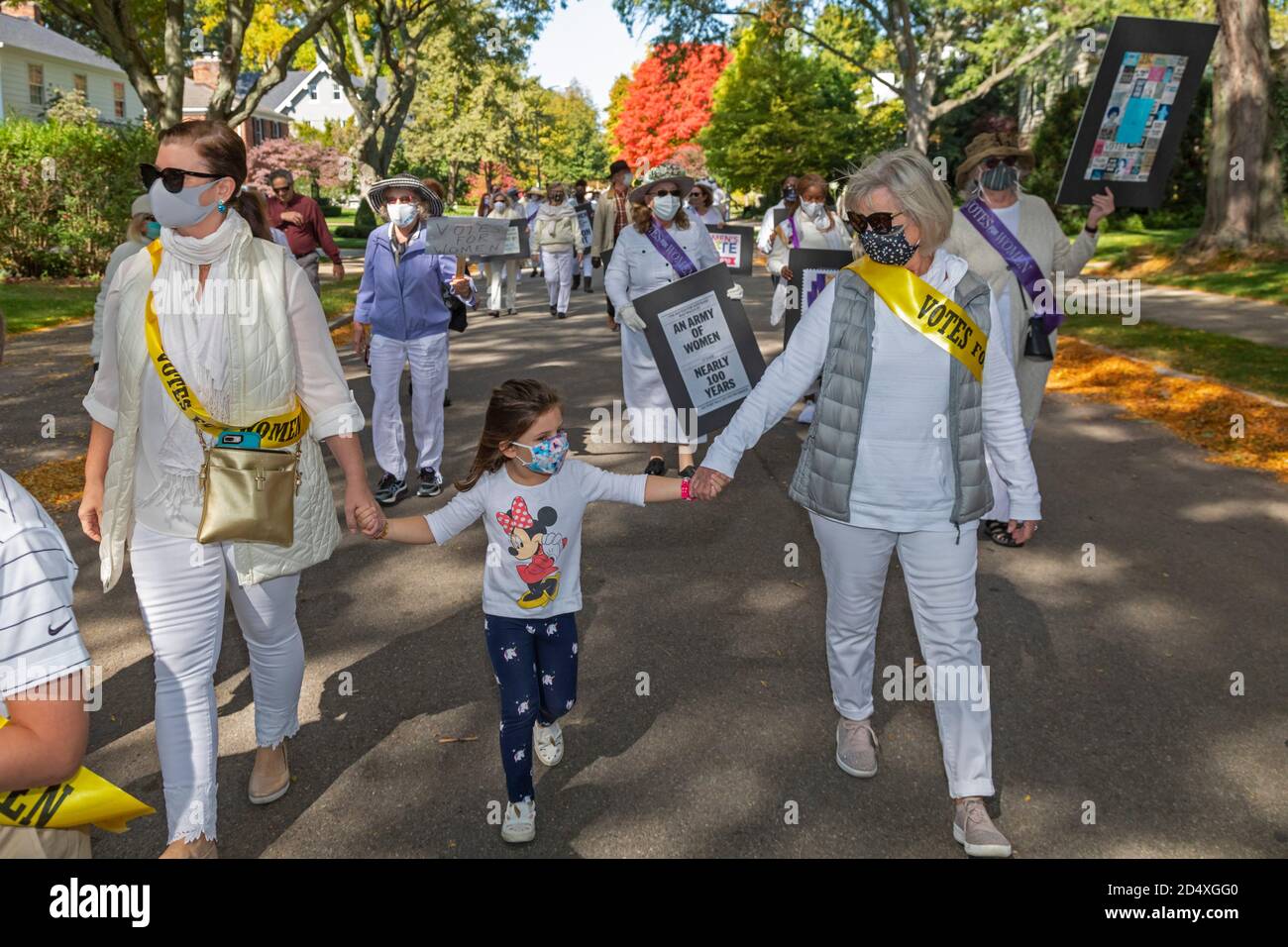 Grosse Pointe, Michigan, États-Unis. 11 octobre 2020. Une parade marque le 100e anniversaire de la victoire des femmes au droit de vote. Le défilé a été organisé par l'Association américaine des femmes universitaires. Crédit : Jim West/Alay Live News Banque D'Images