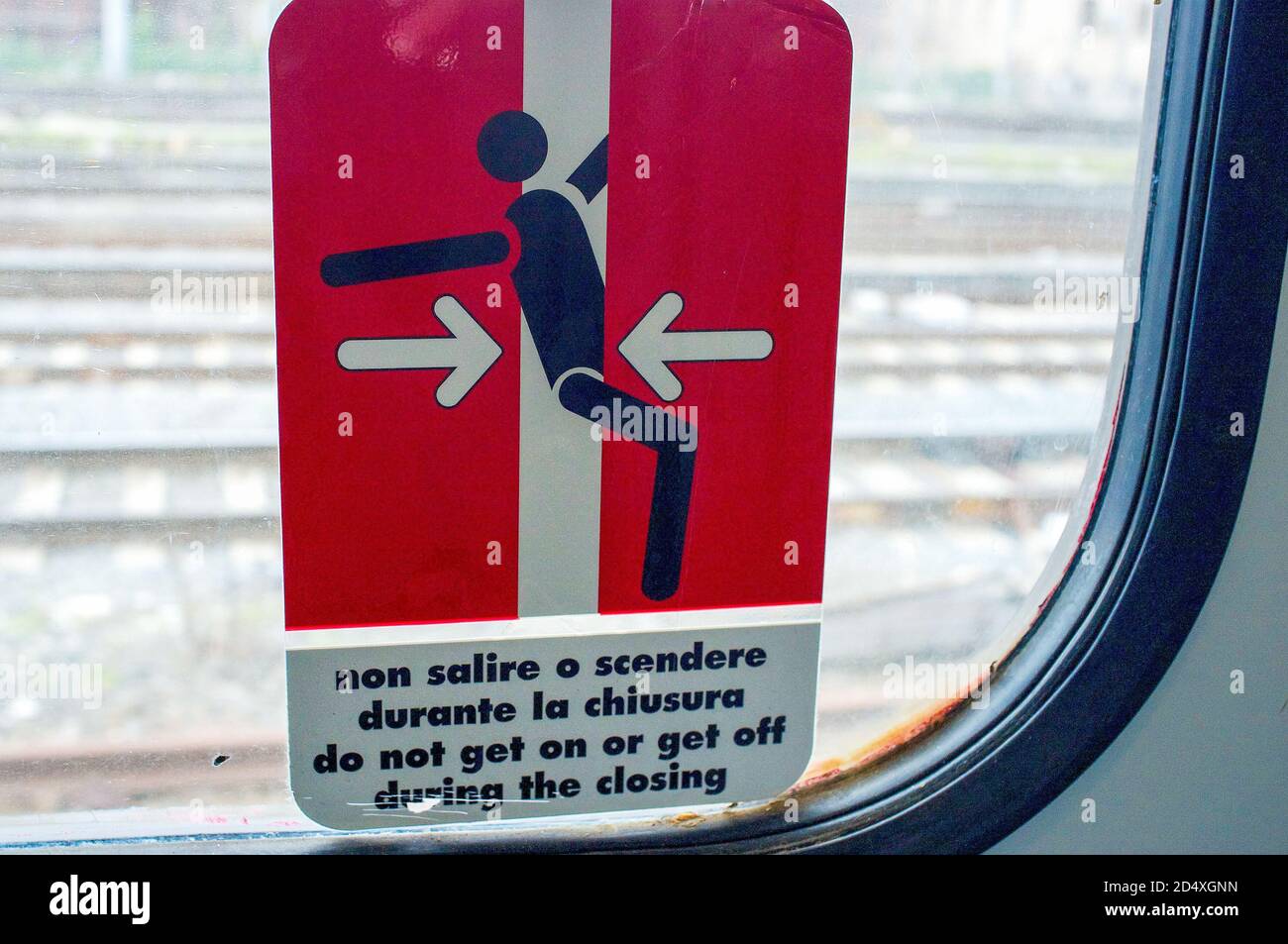 OMF ! OWWW ! Trenitalia ideogramme graphique utilise une forte groin-hit pour illustrer le danger de monter à bord d'un train pendant la fermeture des portes. Italie Banque D'Images