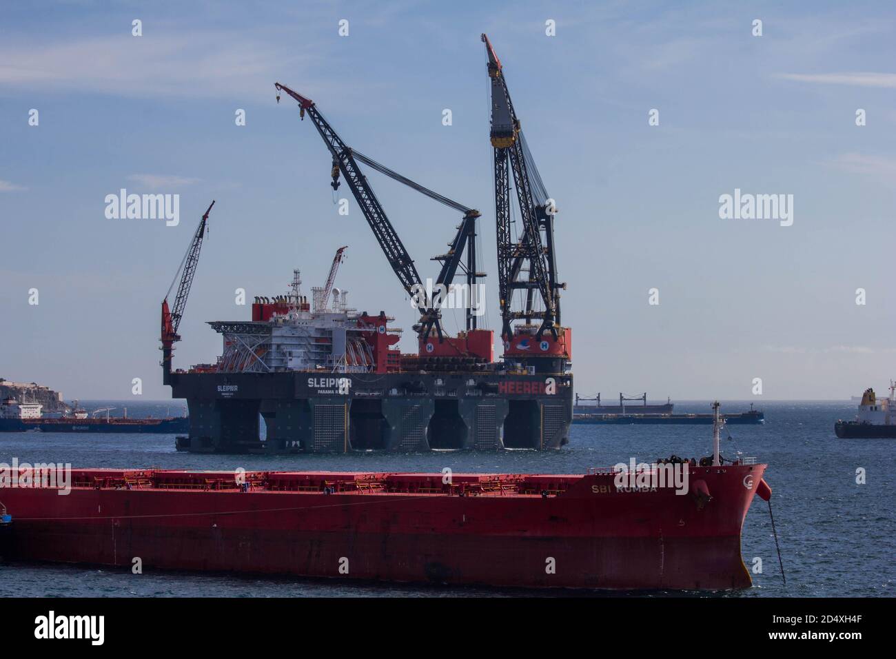 Sleipnir - la plus grande grue de mer au monde, ancrée au large de Gibraltar. Autres vaisseaux au premier plan. Banque D'Images