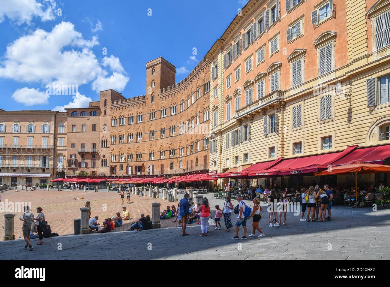 Vue sur la place Piazza del Campo dans le centre historique de Sienne, site classé au patrimoine mondial de l'UNESCO, avec des gens et des touristes en été, Toscane, Italie Banque D'Images
