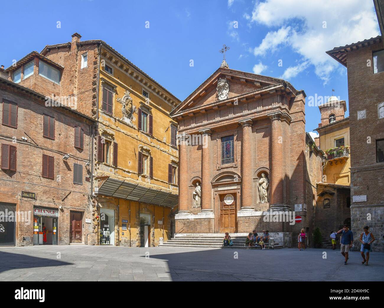Façade de l'ancienne église de Saint-Cristoforo (XIe siècle) sur la Piazza Tolomei, dans le centre historique de Sienne, site du patrimoine de l'UNESCO, Toscane, Italie Banque D'Images