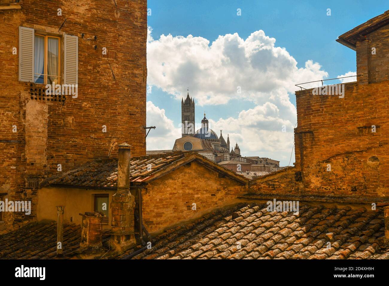 Vue sur les toits du centre historique de Sienne, site classé au patrimoine mondial de l'UNESCO, avec le haut de la cathédrale en arrière-plan, Toscane, Italie Banque D'Images