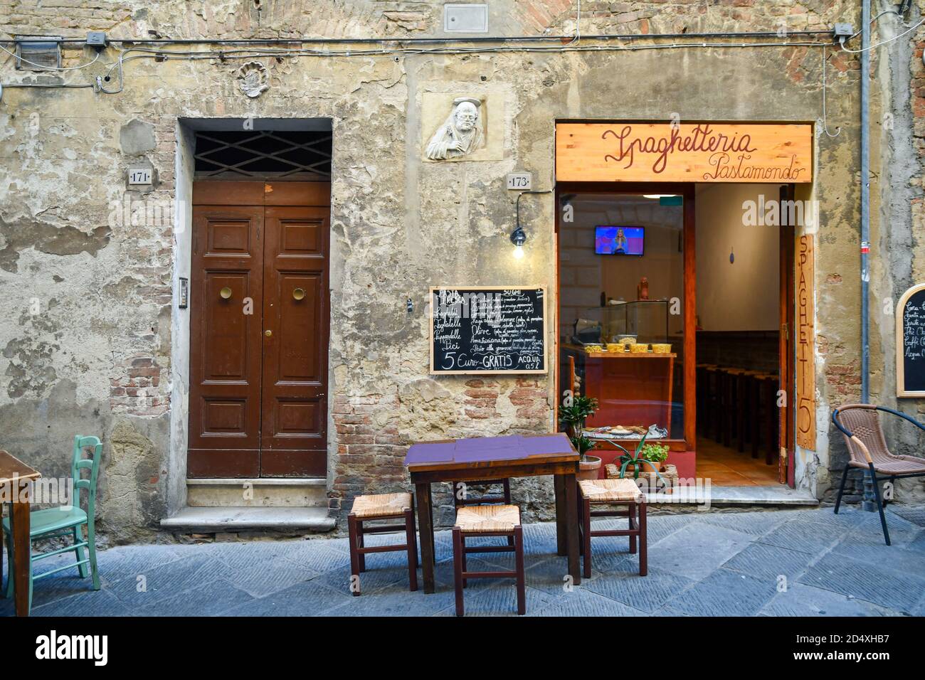 Un restaurant spaghetti avec des places en plein air dans la via Camollia, centre historique de Sienne, site classé au patrimoine mondial de l'UNESCO, Toscane, Italie Banque D'Images Un restaurant spaghetti avec des places en plein air dans la via Camollia, centre historique de Sienne, site classé au patrimoine mondial de l'UNESCO, Toscane, Italie Banque D'Images