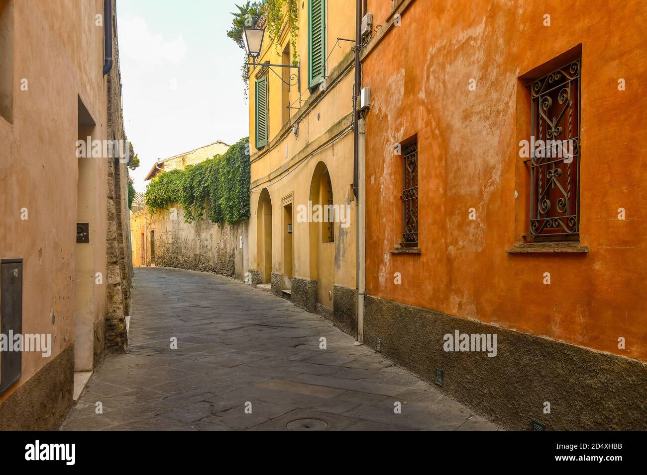 Aperçu de la via del Pignatello, une ruelle étroite dans le centre historique de Sienne, UNESCO W.H. Site, avec les maisons de couleur typique, Toscane, Italie Banque D'Images