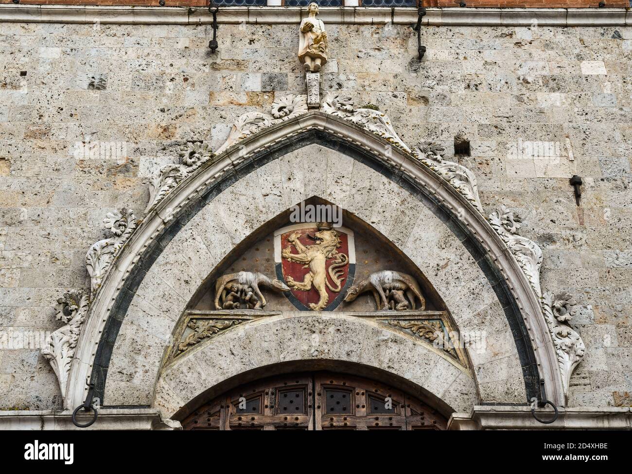 Portail voûté du Palazzo Pubblico sur la Piazza del Campo avec le Sienese et le loup Capitolin sur les côtés des armoiries, Sienne, Toscane, Italie Banque D'Images