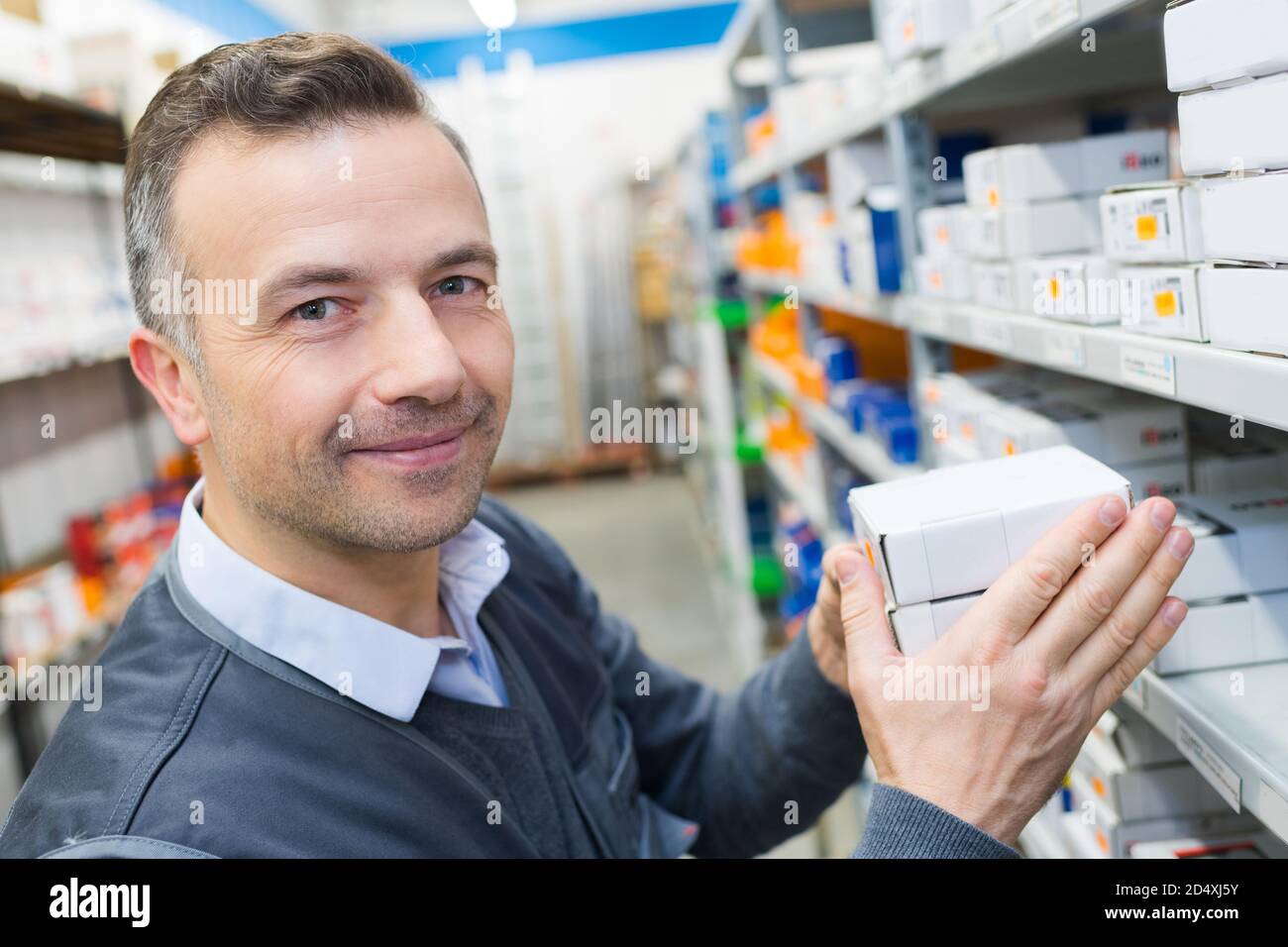 portrait d'un magasin qui prend le stock des tablettes Banque D'Images