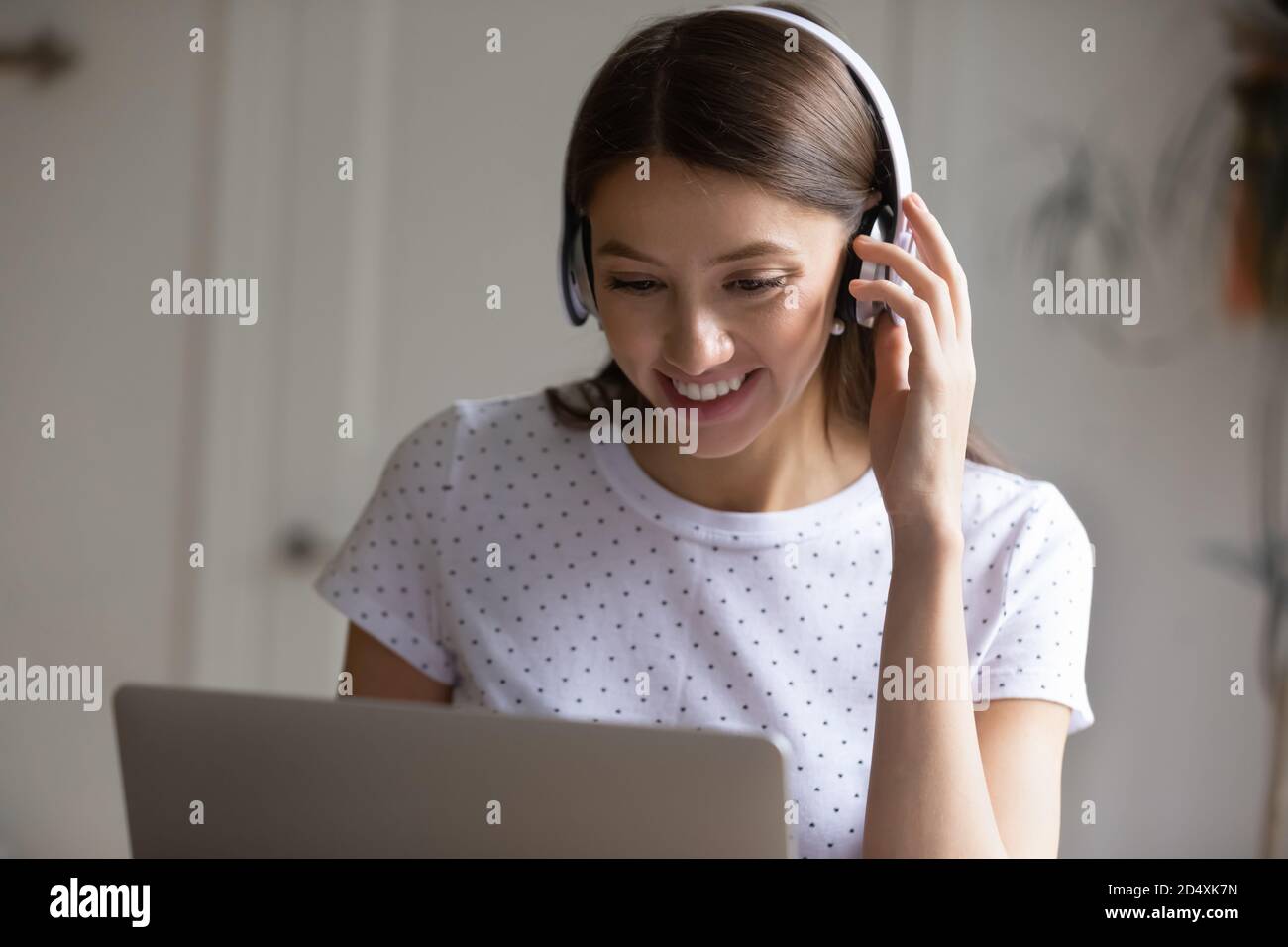 Femme européenne souriante tenant un appel vidéo à la maison. Banque D'Images