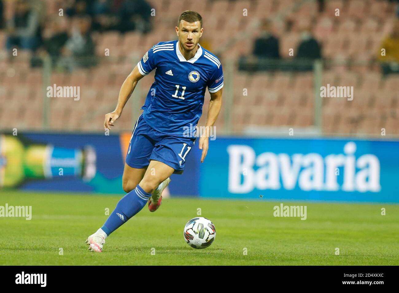 Zenica, Bosnie-Herzégovine. 11 octobre 2020. Le joueur bosniaque Edin Dzeko Colntrol balle lors de l'UEFA Nations League Bosnie-Herzégovine et pays-Bas à Zenica, Bosnie-Herzégovine, 11, octobre 2020. Au stade Bilino Polje. Crédit : Amel Emric/Alamy Live News Banque D'Images