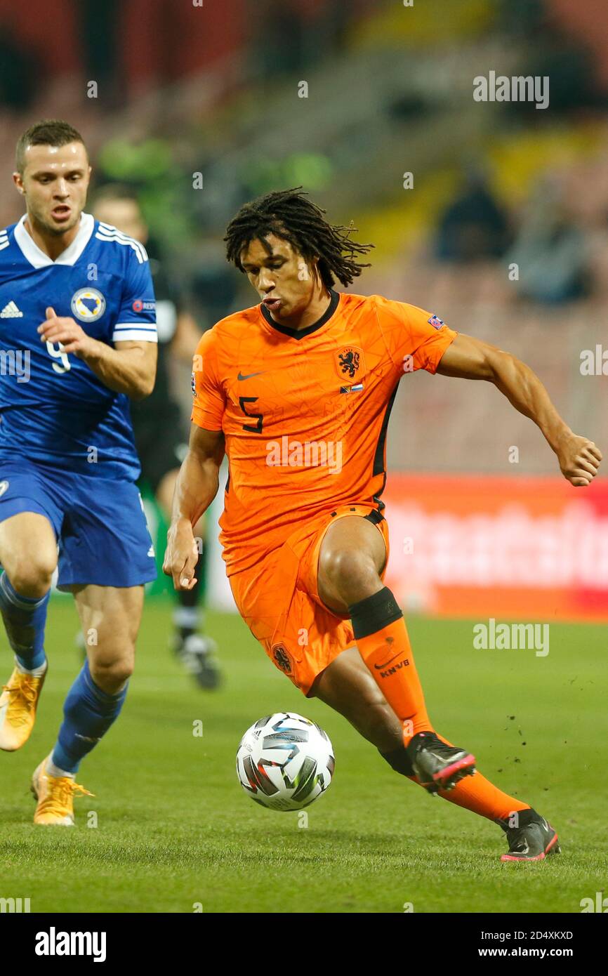 Zenica, Bosnie-Herzégovine. 11 octobre 2020. Le joueur néerlandais Nathan a tout contrôlé pendant la Ligue des Nations de l'UEFA Bosnie-Herzégovine et pays-Bas à Zenica, Bosnie-Herzégovine, 11, octobre 2020. Au stade Bilino Polje. Crédit : Amel Emric/Alamy Live News Banque D'Images
