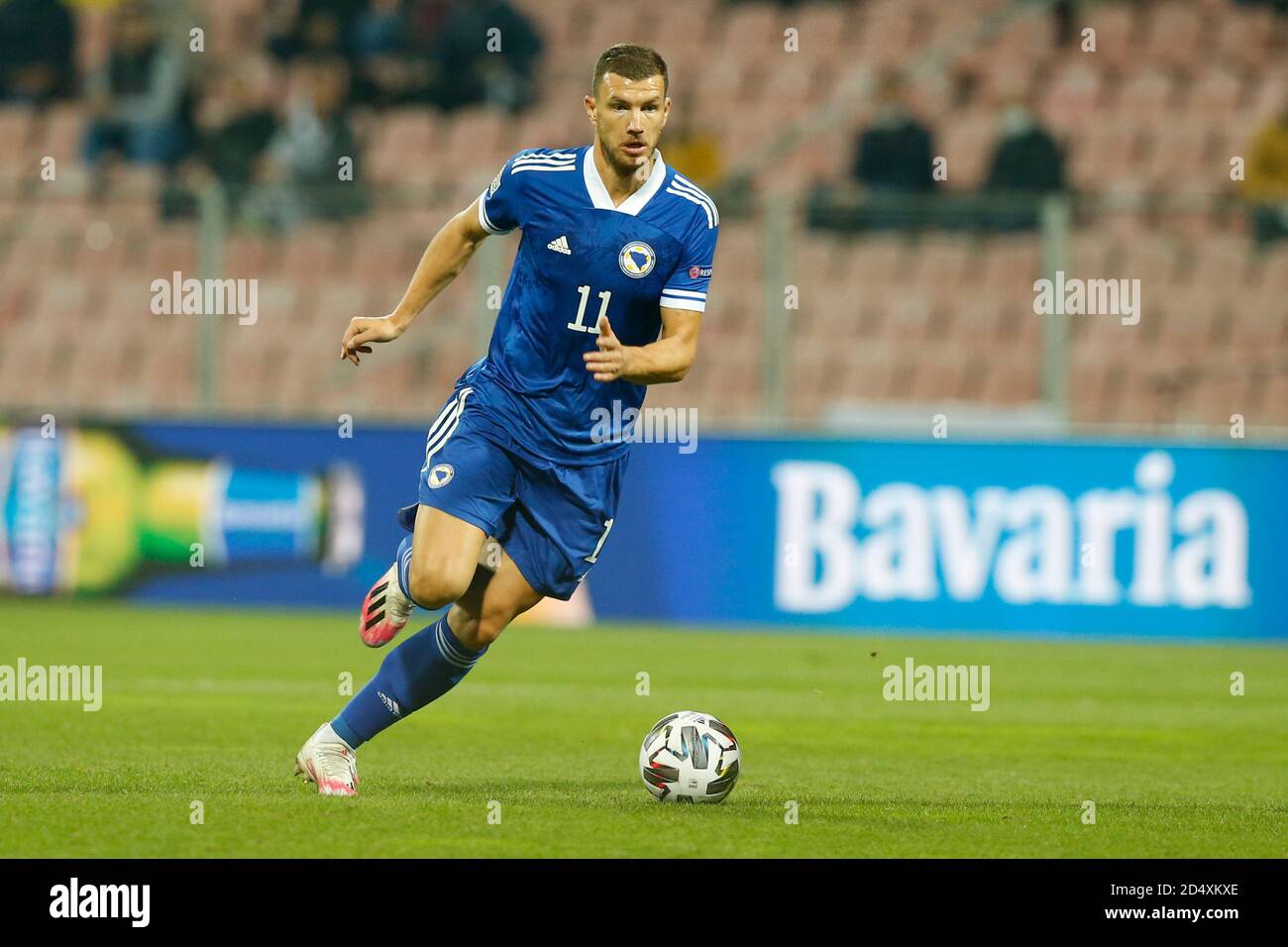 Zenica, Bosnie-Herzégovine. 11 octobre 2020. Le joueur bosniaque Edin Dzeko Colntrol balle lors de l'UEFA Nations League Bosnie-Herzégovine et pays-Bas à Zenica, Bosnie-Herzégovine, 11, octobre 2020. Au stade Bilino Polje. Crédit : Amel Emric/Alamy Live News Banque D'Images