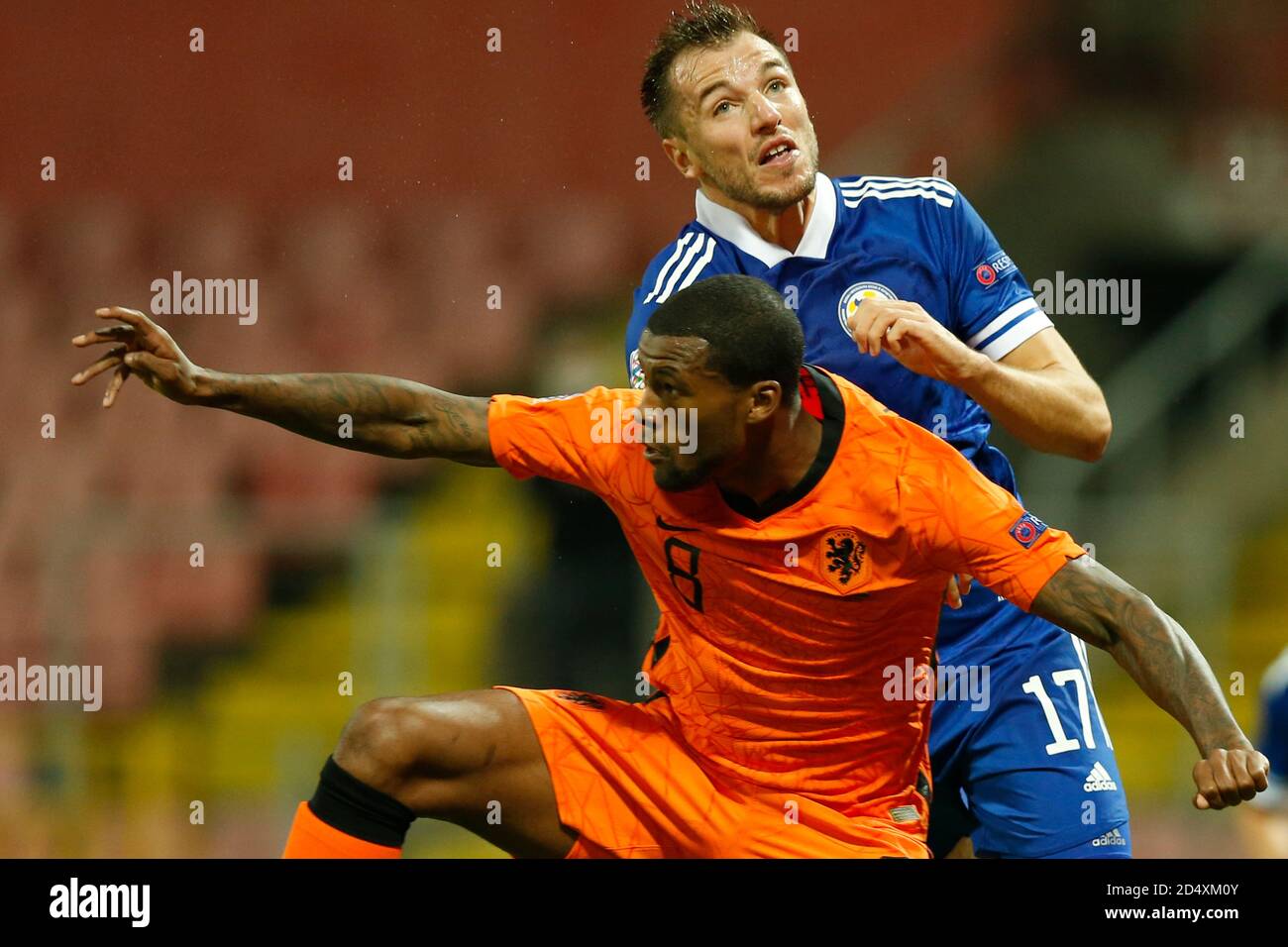 Zenica, Bosnie-Herzégovine. 11 octobre 2020. Joueur bosniaque Siniša Saničanin défi de balle joueur néerlandais Georginio Wijnaldum lors de la Ligue des Nations de l'UEFA Bosnie-Herzégovine et pays-Bas à Zenica, Bosnie-Herzégovine, 11, octobre 2020. Au stade Bilino Polje. Crédit : Amel Emric/Alamy Live News Banque D'Images