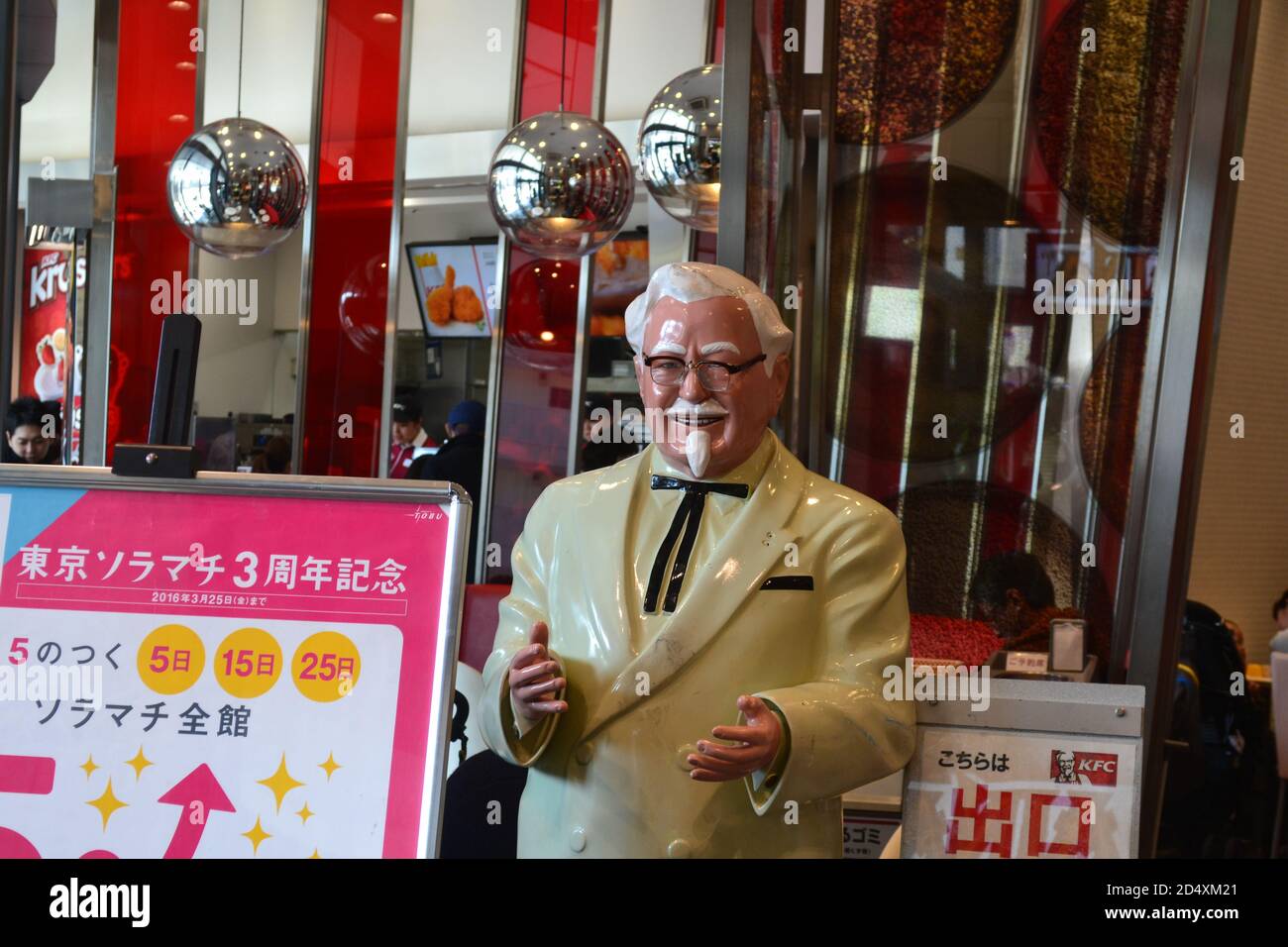 Tokyo, Japon-2/27/16: Gros plan d'une statue en plastique du colonel Sanders devant un KFC japonais, situé juste au centre commercial Tokyo Sky Tree. Banque D'Images