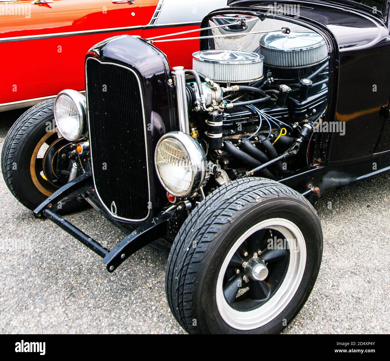 Ouvrez le capot de la voiture hotrod Vintage avec gros plan sur le moteur. Banque D'Images