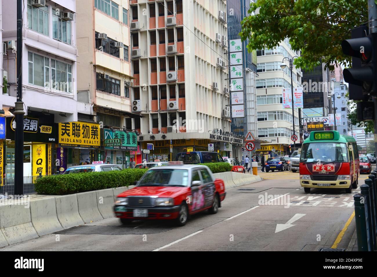 Taxi et mini bus sur Austin Road près de Nathan Road à Kowloon, Hong Kong. Banque D'Images