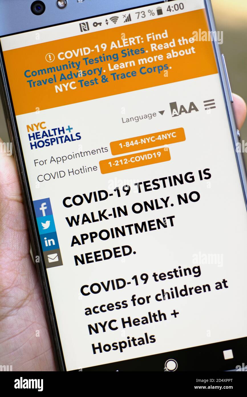 NYC Health + Hospitals coronavirus test COVID-19, COVID Hotline, Access for Children in New York City, USA affiché sur l'écran du téléphone portable Banque D'Images