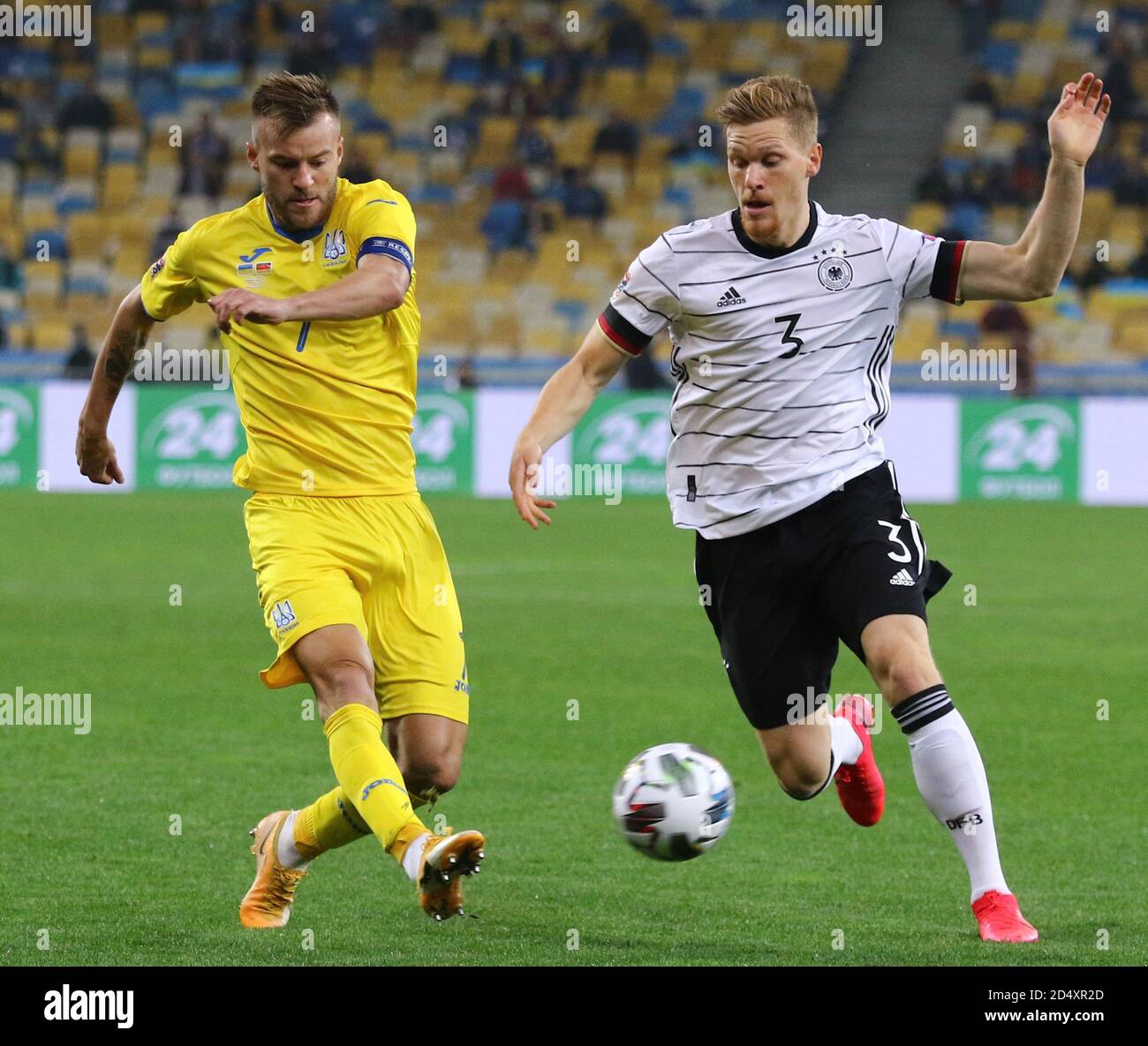 KIEV, UKRAINE - 10 OCTOBRE 2020: Andriy Yarmolenko, de l'Ukraine, lutte pour un bal avec Marcel Halstenberg, de l'Allemagne, lors de leur match de l'UEFA Nations League au stade NSK Olimpiyskiy. L'Allemagne en a gagné 2-1 Banque D'Images