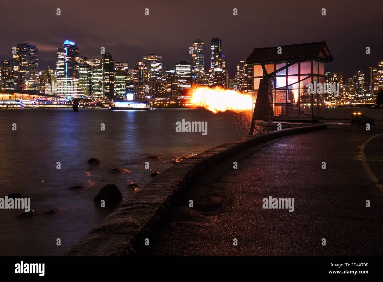 Vancouver 9 O'Clock Gun tir dans l'obscurité avec paysage urbain en arrière-plan. Banque D'Images