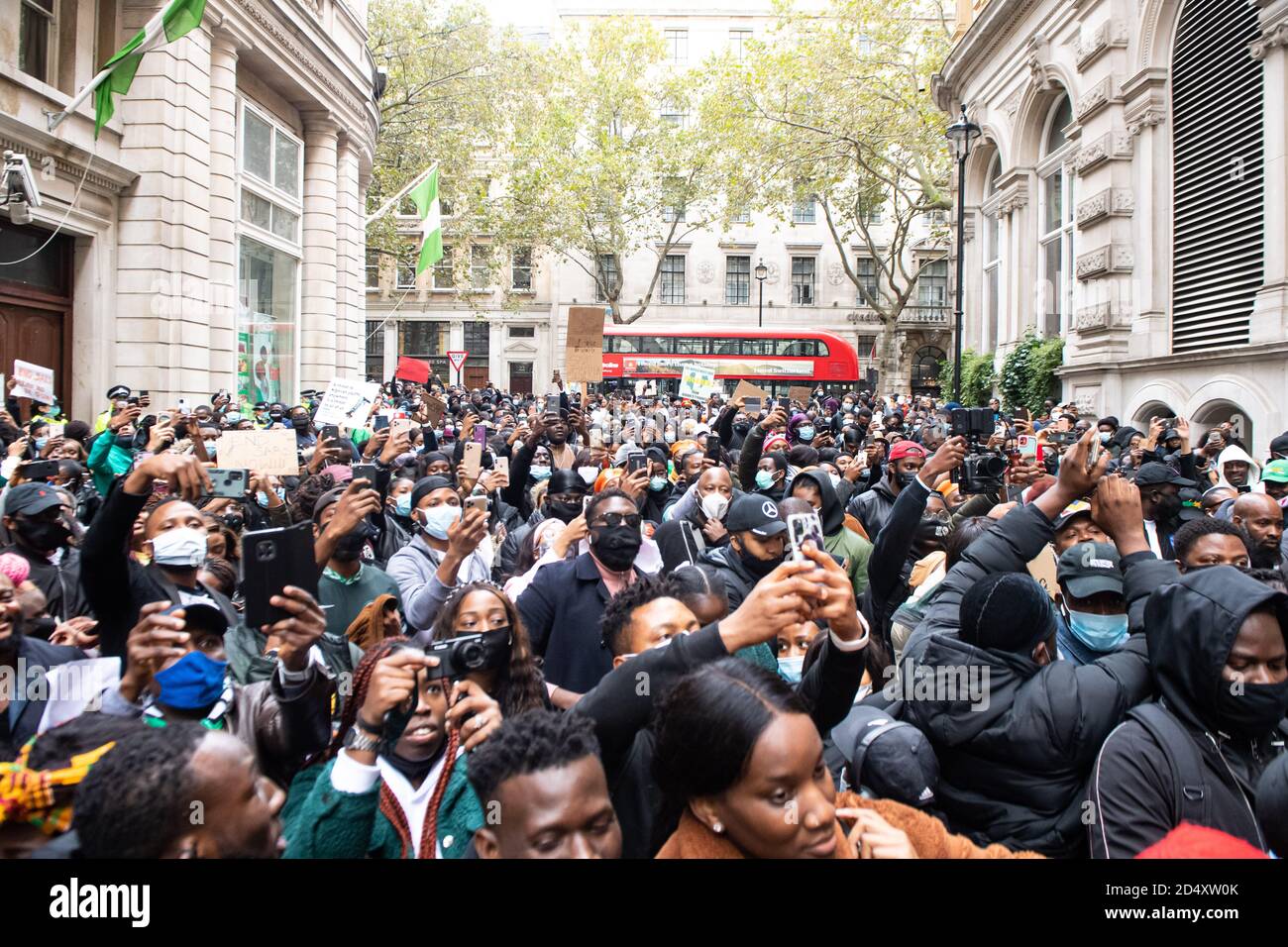 Londres, Royaume-Uni. 11 octobre 2020. Les manifestants appellent à la mise à la ferraille de l'unité de police, connue sous le nom de Special anti-cambriolage Squad (SRAS), au sujet des escadrons, au harcèlement incessant et à la brutalité des Nigérians innocents. Crédit : Michael Tubi/Alay Live News Banque D'Images