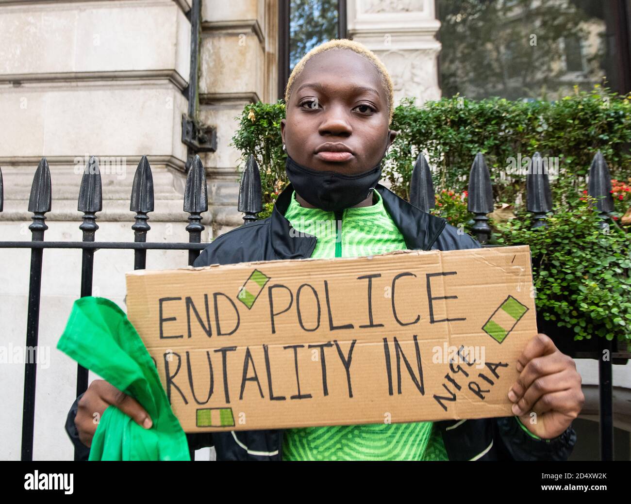 Londres, Royaume-Uni. 11 octobre 2020. Les manifestants appellent à la mise à la ferraille de l'unité de police, connue sous le nom de Special anti-cambriolage Squad (SRAS), au sujet des escadrons, au harcèlement incessant et à la brutalité des Nigérians innocents. Crédit : Michael Tubi/Alay Live News Banque D'Images