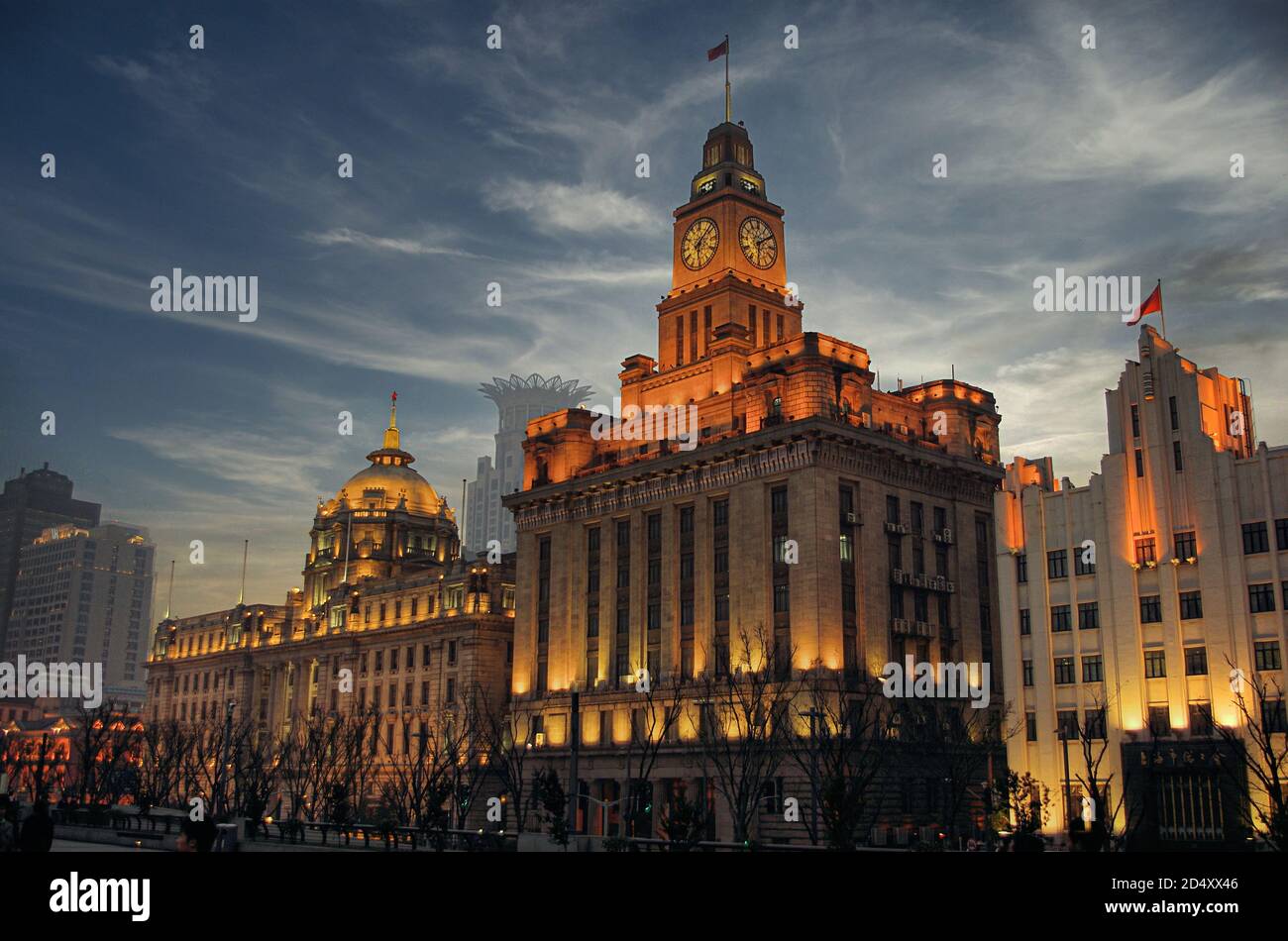 Le Bund de Shanghai au crépuscule avec un ciel bleu, la Chine Banque D'Images